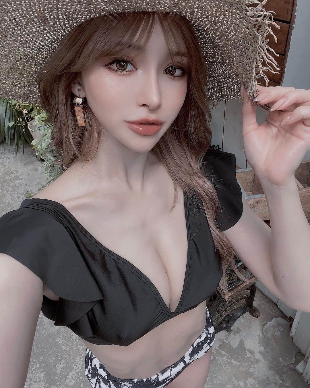 のインスタグラム：「少し前のTikaさん @dress_tika 水着&ドレス撮影の日🌷🥰  Tikaさんのオンラインストアで今年も可愛い水着がいっぱい出ているので、ぜひチェックしてみてください🥺👙♡  夏だいすき🫶🏻🌴  #tika #ティカ #swimwear #dress」