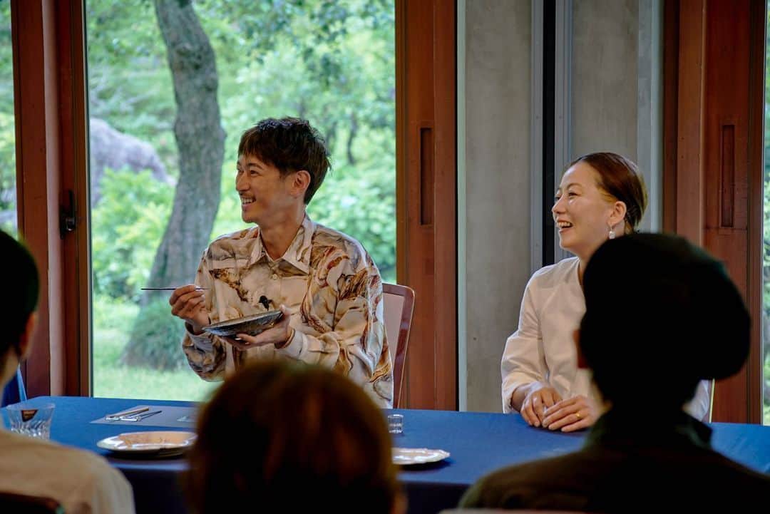 窪塚洋介のインスタグラム：「@loewe さんが6月8日（水）～21日（火）まで、日本橋三越本館１階中央ホールで開催する「ロエベ展」。 その20周年を記念する今年は、クラフトの"再生する力"を生々しく感じられる機会として、金継ぎアーティストの大脇京子さんを招き、伝統的な金継ぎを体験できるプログラムを6月10日（金）～12日（日）の3日間限定で開催するそうです。 俺は一足お先に体験させて頂きました^ ^  数年前に個人的に金継ぎお願いして(大脇さんにではないですが)割れた陶磁器を繋いで頂いて気に入っていた経緯があるので、なんだか嬉しかったです。  (銀座 九兵衛さんのお鮨おいしかった〜w)  #loewe #ロエベ #ロエベ展 #金継ぎ」