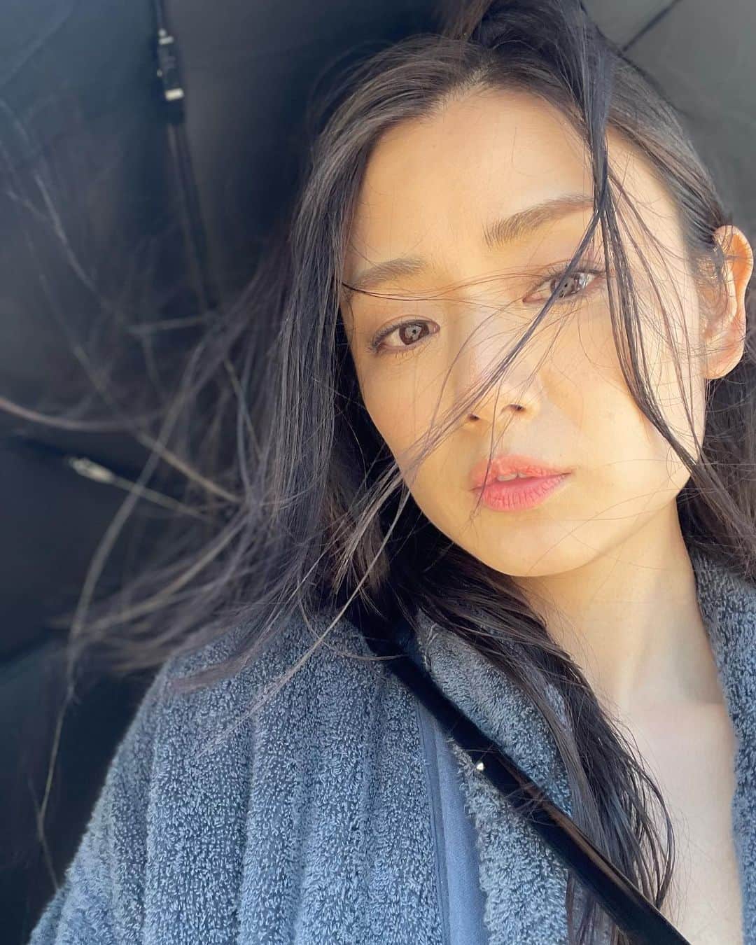 のインスタグラム：「⛱  日焼けしやすい体質なので 日傘はとても大切🍃  とはいえ 梅雨入りなので 傘必須の日々にはいりましたが  #moemikatayama」