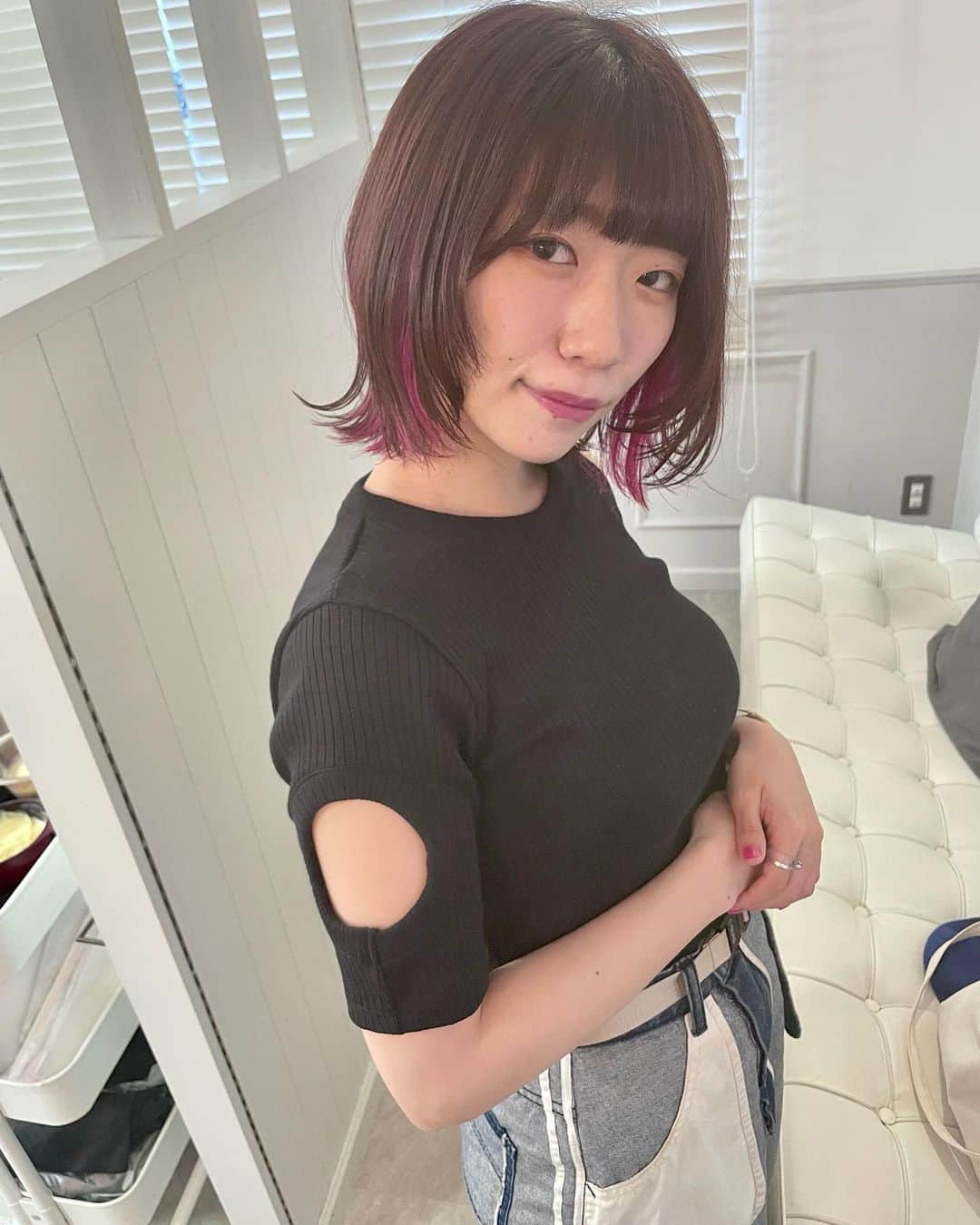 ぱいぱいでか美のインスタグラム：「少〜し髪型かえてみた . NEVER BE YOUR LITTLE GIRLへの感想 毎日嬉しい！ありがとうございます！ 配信リリースだからリリイベとかなかったんだけど 気持ち的に発売日はちゃんとしておきたくて笑 Spicaでおせわになりましたよん✂️ カラーはいつも通りインナーも全体もピンクたっぷりで 今回顔まわりのカットの雰囲気を変えてもらいました〜 耳かけたらいつもの感じに戻れるようにしてもらった！ 超ソフトウルフっぽい雰囲気にしたのは 正直言います完全にJuice=Juiceのれいれいの影響です……！ 武道館で見てあまりにも可愛くて…… へへへ…………… . #Spica #ウルフボブ #でか美ちゃん」