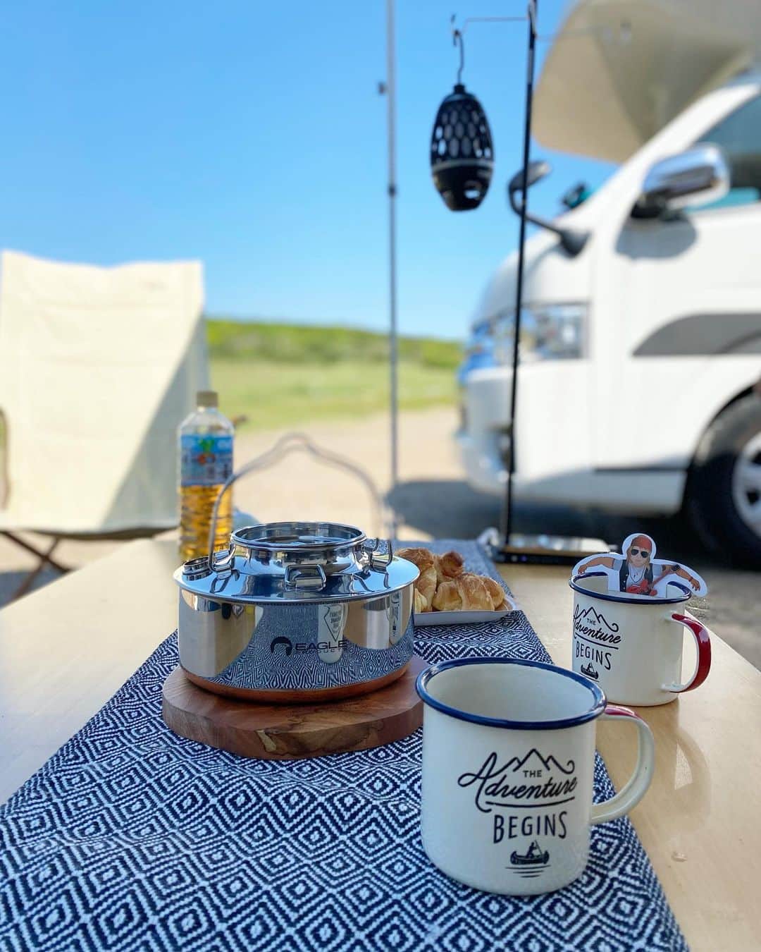 minminのインスタグラム：「スカッと青空☀️も 先週で最後だったのかも💦  真ん中のは鍋ではなくケトル マグの中でお風呂に入ってるのは プレゼントでもらった紅茶😂です。  子供いつの間にか6年生🧒 コロナ前にプール用に買った ポップアップテントも使うこともなく お犬様専用となりました🐶✨  見た目だけは女子大生と間違われ レストランに行くとワイン🍷が置かれる娘😂  もうプールに行くなんて 言わないんだろうなぁ…寂しいなぁ…  鳥たちの写真のリクエストが あったので載せておきます🐦🐦  オモチャよりそれを固定してる タイラップが大好きなソラ（♂） だんごみたくお腹をベタっと 付けていつもうたた寝してるマメ（♀）  鳥たちに踏み台にされてることさえ 気づかない17歳の爺🐶です✨  皆んな元気だけど 今日は赤ちゃんの時から育てていた タツノオトシゴさんがお亡くなりなりました。 あと3週間で2歳だったのに…  残念です😩💦  #キャンプ#オートキャンプ#キャンプグッズ#ケトル#アウトドア用品#マグカップ#ティータイム#outdoor#マメルリハ#マメルリハインコ#インコ#爺ワンズ」