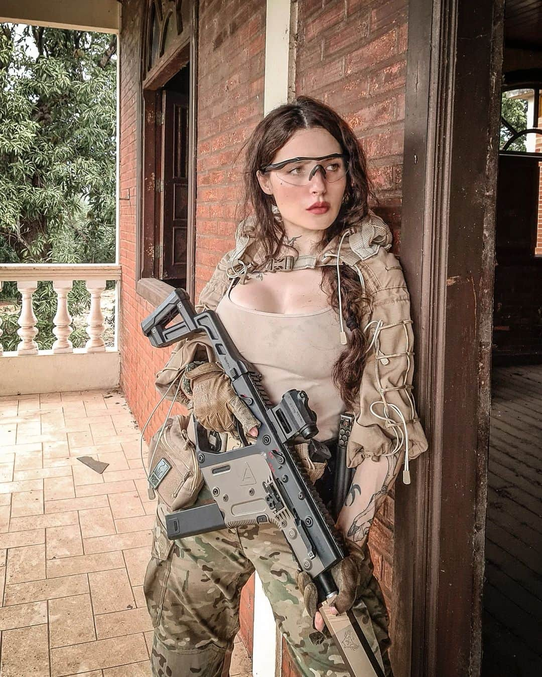 Anna Vargasのインスタグラム：「Ando super corrida com o trabalho, por isso não tenho aparecido tanto por aqui. Mas a vida de pewpew segue firme! Não desistam de mim! 😆 Boa semana! 🖤🤘🏻 . #airsoftgirl #milsim #airsoft #airsoftbrasil #girlsandguns #viperhood #krissvector」