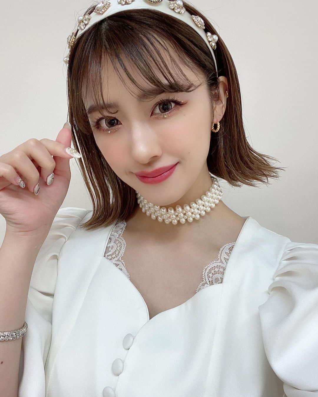 夏焼雅のインスタグラム：「iDOL🤍  真っ白な衣装着るとアイドルモードになれる👸🏼🪞✨ 不思議よね〜🫧  MSMW次回は6月18日（土） 宮城・仙台GIGSへ行くよ〜♡ スペシャルゲストにはBEYOOOOONDSから 一岡怜奈ちゃんと高瀬くるみちゃんが出演予定です🫧 お楽しみに〜💕 @beyooooonds_official」