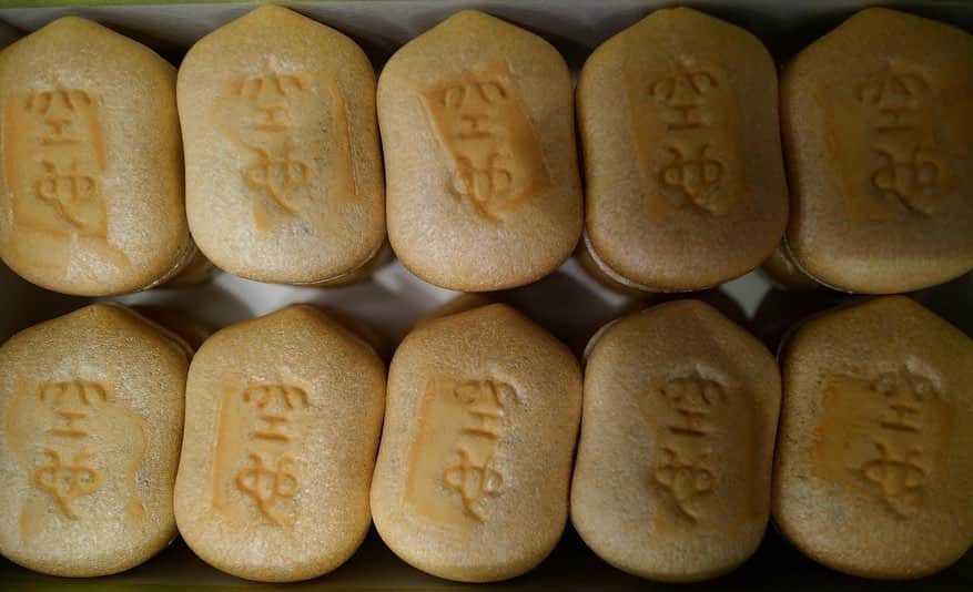JUNNAのインスタグラム：「🫘  明治17年創業、銀座の「空也」 看板商品の空也もなかは1日8000個を売り切る 和菓子の老舗  私も幼い頃から大好き大ファン  あの！空也のあんこ！  なんと...  なんと...  我が家のキッチンで...！！  五代目の山口彦之さん( @hicoyuki )直々に作り方を指南していただくと言う畏れ多すぎる、夢のような体験  自宅であんこを炊くなんて、素敵だけど...下準備やら、お道具やら、色々大変そう...😮‍💨 と思っていたので今回は一から我が家にあるものだけ、難しい材料は無し！  一般家庭用の量で考案された空也あんこのレシピ  教科書は　@dancyu_mag  2022年3月号 P.178〜あんこ達人への道  キッチンに広がる甘い小豆の香り あんこを練り上げる時の音 できたてのほわっほわのあんこ  幸福感に満ち溢れた週末のキッチン  これからは私も自宅であんこが炊ける🥹  貴重な機会！せっかくなので自分でも復習できるように、一から工程を記録したビデオも近日皆さんにもシェアしたいなと思います。  #空也#空也もなか#あんこ#dancyu#お菓子づくり#和菓子#only#銀座グルメ#junna🏠」