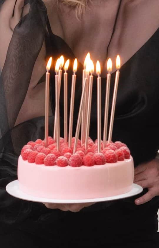 のインスタグラム：「Happy Birthday to me 🎉🎉🎉🎂🎂🎂💫💫💫. . On my birthday, I would like to wish all of you happiness, prosperity and lots of joy and success in everything you do! Thank you for being in my life❤ . This video is from my last birthday. It's just that I wasn't in the mood to shoot new content this spring. And I love this video so much💓let's watch it again👀. . 06.06 is a special date to me😇 And on this day, I will give everyone who wants it a discount of up to 50% on my video lessons + awesome bonuses💫. . 🎁Bonus Lesson Strawberry and Jasmine Cake - Free. 🎁 Chocolate Cake with Cherry and Vanilla Lesson, $99 - Free. 🎁Carrot Cupcake with citrus filling lesson, $49 - Free.   🎁Consultation period for the holders of our  Special Package is extended for another six months. . We’ve have never had such a generous offer😱 Only on June 6 and only for one day: after purchasing a video course of 6 lessons, you will receive all the bonuses as a gift🎁 After paying for the 6 lessons video course, all bonuses will be available to you in your personal account of our school within one day. . Follow the link in bio to find out more!😉 . 🇧🇷Ensino como trabalhar com glacê nas minhas aulas. Ainda dá tempo de comprá-las com 60%🔥 de desconto, link para histórias atuais. Junte-se a nós. Link para histórias atuais👆. . С Днем Рождения меня 🎉🎉🎉🎂🎂🎂💫💫💫 В свой День Рождения хочу пожелать всем вам процветания и счастья! Мира, добра и благополучия! Спасибо, что вы у меня есть❤. . Это видео с прошлого дня рождения, просто этой весной у меня душа не лежала снимать новый контент. А это видео мне таак нравится💓давайте его снова посмотрим👀. . 06.06 особенная дата для меня😇 И в этот день я дарю всем, кто этого хочет скидку до 50% на свои видеоуроки + офигенные бонусы💫. 🎁Шоколадный урок с вишней и ванилью, стоимостью 8900руб- Бесплатно 🎁 Морковный капкейк с цитрусовой начинкой, стоимостью 3400руб- Бесплатно 🎁Консультация в тарифе с обратной связью после окончания доступа к урокам продляется еще на полгода. . Такой щедрой акции еще у меня не было😱 Только сегодня 6 июня и только один день при покупке видеокурса 6 уроков со скидкой 50%  вы получите все эти бонусы в подарок🎁  👇」
