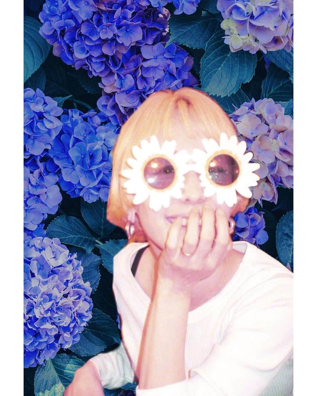 のインスタグラム：「梅雨入りしましたね。  わたしは新しいアルバムをつくりはじめました。 今日はその記念すべき一曲目をレコーディングしてきましたよ。 音を重ねて曲になっていく様は、なんとも楽しいです。 ゼロだったところから、形になるって、ほんと面白いです。 はじめは想像でしかないからね。  想像が形になる。  頭の中で思い描くのが「想像」で、 何かを作り出すのが「創造」。  いいですね。  想像が形になるなら、ステキな想像をたくさんした方がいいと思った。 それが幸せにつながるから。 そんな一日でした。  #梅雨入り #レコーディング」