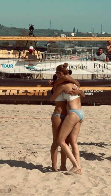 バハル・トクソイのインスタグラム：「Müge ile bu yaz katılacağımız 7 turnuvadan ilki Erdek’de düzenlenen Pro Beach Tour oldu. Alison’u kaptığımız gibi düştük yollara!🐞Milli sporcuların ve plaj voleybolunda deneyimli isimlerin de yer aldığı bir turnuva oldu. Voleybolda salondan kuma çıkmak farklı bir deneyim, daha fazla kondisyon ve dayanıklılık gerektiriyor. 😅 Bir de rakip takımları önden izleyip analiz etmek gibi bir şansımız olmadığı için, kendi stratejimizi çoğunlukla maç sırasında geliştirmek zorundaydık. Yine de salon sezonunu yeni kapatmış iki sporcu olarak yaza hiç de fena başlamadık!🥉😎 Voleybolu seven, alt yapılarda oynayan tüm gençlere tavsiyem; yaz boyunca formda kalmak ve fiziksel kapasitenizi geliştirmek için yapabileceğiniz EN EN EN iyi şey plaj voleybolu oynamak. 👌Bunlar işin profesyonel tarafı. Bir de keyif tarafı var ki! Ne kadar eğlendiğimizi görmek için yolunuz bundan sonraki turnuvalardan birine düşerse mutlaka bekliyoruz. İzlemesi de, oynaması kadar zevkli. #KnowYouCan ♥️#TeamAXASigorta 🏐」