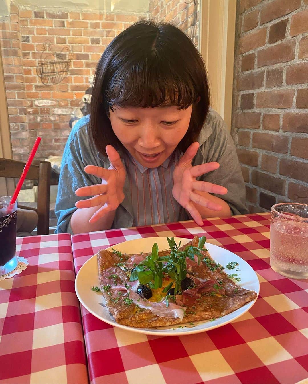 のインスタグラム：「ハッピー女子会🧡😊  #もう20年通うクレープ屋さん #店長さんから宣伝隊長と呼ばれる #嬉しい #🧡😊 #大学生から通っているクレープ屋さん #🧡😊 #塩キャラメルクレープ #生ハムとオリーブのそば粉ガレット #絶品クレープ #絶品ガレット」