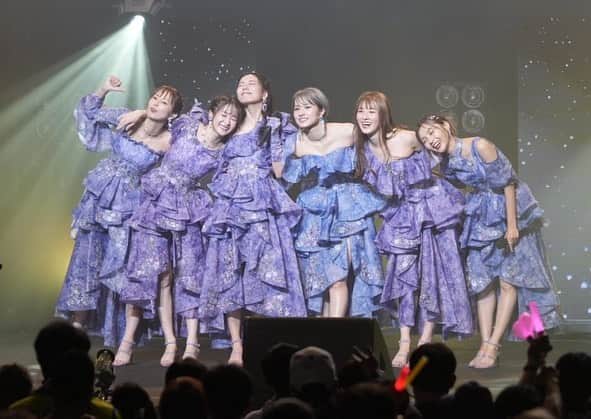 湊あかねのインスタグラム：「predia Final  Liveに来ていただき本当にありがとうございました。  本当に終わったんだなって今実感してる。  楽しすぎた。  全ての瞬間が私には眩しくて、あぁ、本当にいいグループにいれたなって心からそう思えたLiveでした。  Live前日の私の発言で、無理矢理サイリウム運動が発足してしまったけど、最後の最後にアイドルっぽい景色がみたくなったんだよね〜。 ワガママ聞いてくれてありがとう。 いや、本当にいい文化だわ。 あの光の儚さは、何にも例えられないくらい目に焼き付いた。  私達のファンはずっと笑って観てくれてた。 なんとか一人一人の顔をみたくてずっと見渡してた。笑 最高の笑顔をありがとう。  みんなと約束してた通り、メインボーカルとして自分がちゃんと最後の最後まで泣かないで全力で歌えた事がプロとしての意地をみせれたかな。  結成してから今日まで沢山の経験をさせていただきました。こうしてステージで歌う事が幸せで、なにより、仲間と夢を追いかける日々が私にとっての青春でした。 prediaメインボーカルとして歌い続けてこれたのは、支えてくださったファンの皆さん関わってくださったスタッフさん、るみな、ちゃん、らっちゃん、けいたん、まいまいのおかげです。  心から幸せな大人アイドル人生でした。  これからは、それぞれの道に進みますがprediaの曲はずっと生き続けいくと思います。  11年でやっとダイヤモンドになれたんだから、ここからが本当のダイヤの価値が試される時です。  もっと輝く事を約束します！  11年間prediaを応援してくださって、ありがとうございました。  また会おうね。  predia湊あかね」