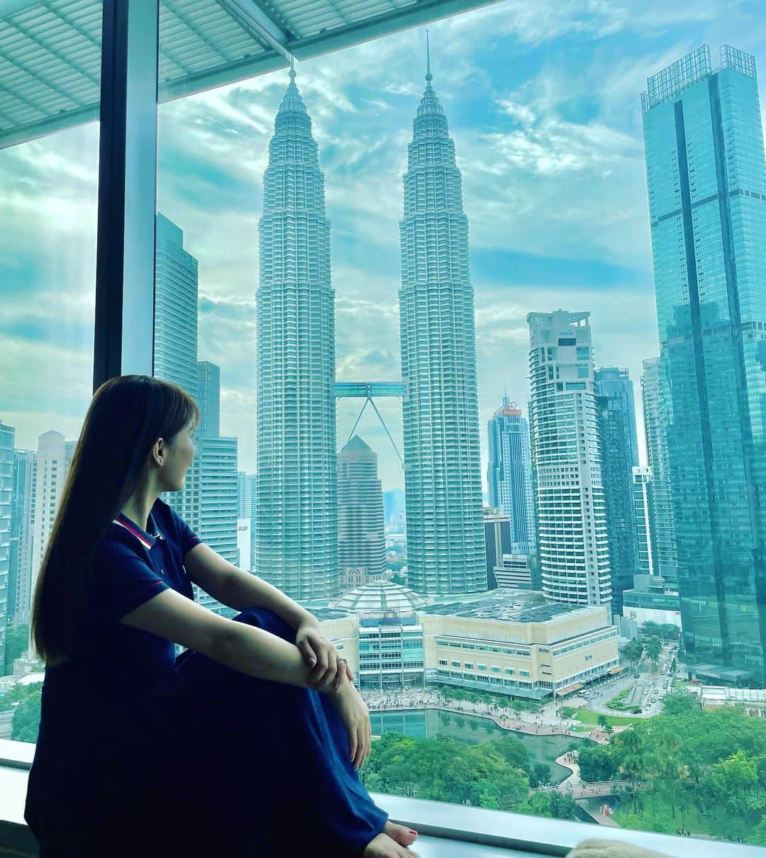 美馬怜子のインスタグラム：「今日はマレーシアの王様のお誕生日だそうです☺️🇲🇾 ということで、祝日✨  クアラルンプールも、かなり賑わってきました！ 人がたくさん😁 活気があって大好きな街です💖 . #マレーシア #マレーシア生活 #ペトロナスツインタワー #malaysia #kl #twintowers」