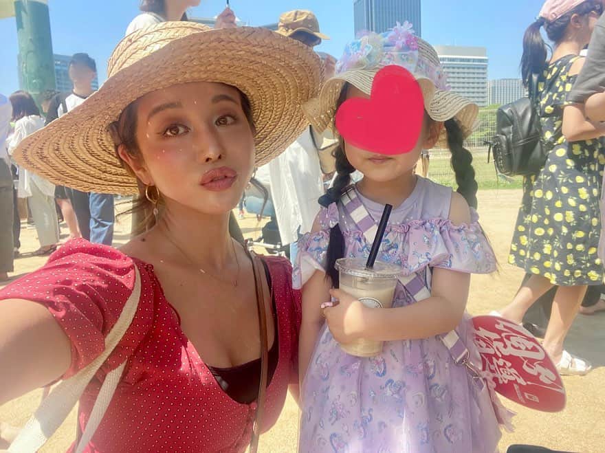 PINKYのインスタグラム：「Before & After😵🥰  東北の血のせいか、暑さに弱い私達…👩🏻👧🏻☀️  炎天下でグッタリ🥵💦  からの  カフェに入って即Happy❣️😆🍹  の図🥳w  ps. ご質問多くいただいた私が着ているドレスは数年前の @augustethelabel のものです👗  ・・・  #love #happy #family #momlife #motheranddaughter #母と娘 #暑さに弱い」