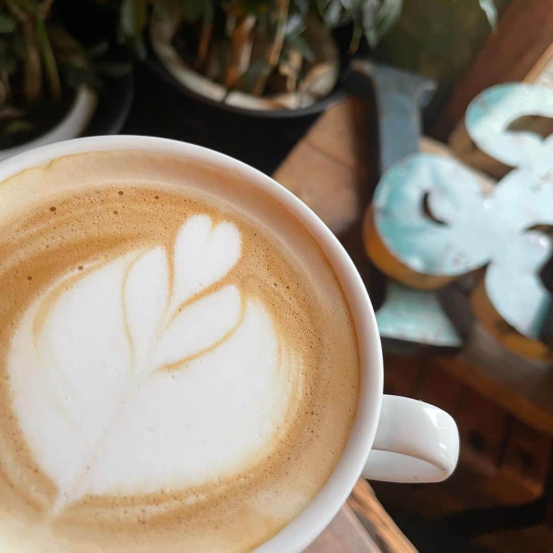 PORT of CALL Cafe&Store Tokyoのインスタグラム：「Take outもやってます🌞☕️  port of call Daikanyama  🚩open 11:30 🏁close 21:00 【土日祝日は12時オープン】  #portofcall #portofcalldaikanyama #cafe #cafelatte #latteart」