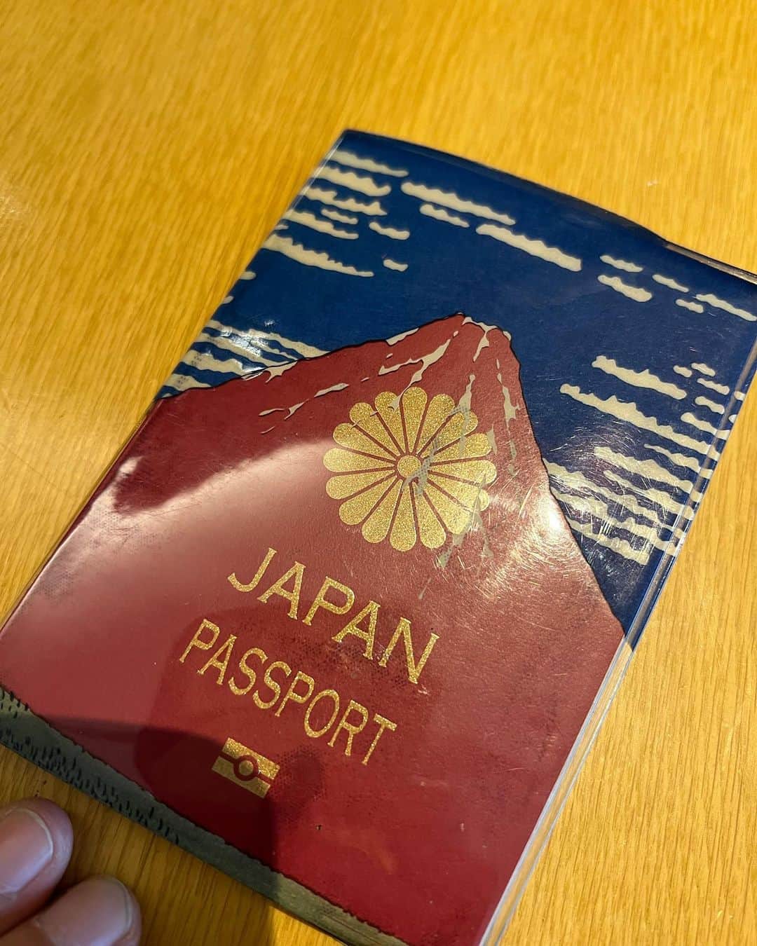 窪塚洋介のインスタグラム：「新しいパスポートにしたら内装変わっててイイネ👍」