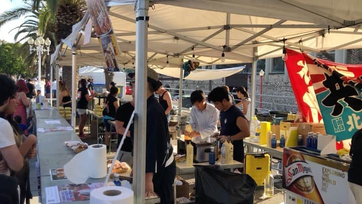 石塚啓次のインスタグラム：「凪のゾーンに入った時の集中力は凄い！休まずたこ焼き作りまくったはるわ！楽しそうで何より！  #石塚啓次 #YouTube #宵宵祇園  #yoiyoigion  #ブエナビスタデポルテ #buenavistadeporte #バルセロナ」