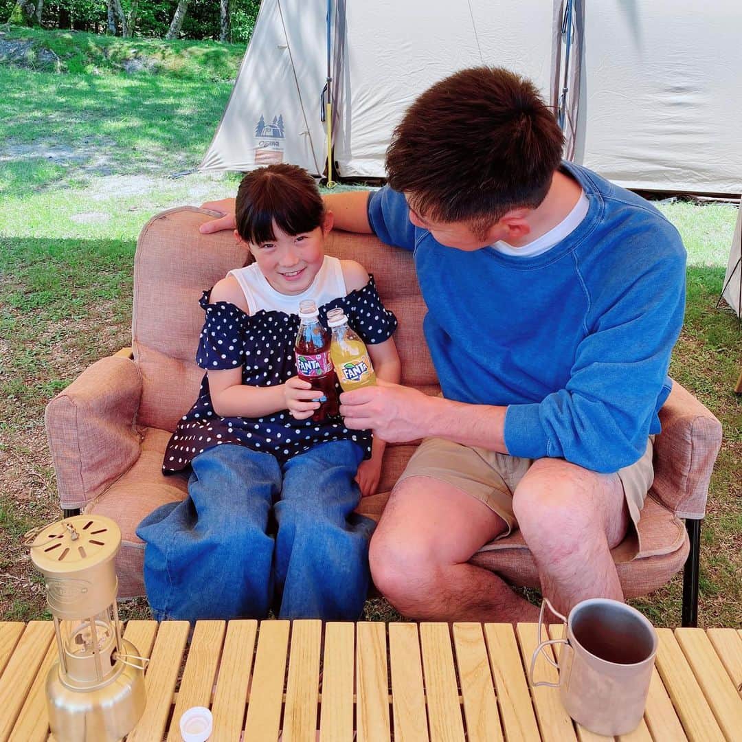 のインスタグラム：「* ◇2022.6.6 ・ ずっと楽しみにしてたキャンプ🏕 真夏か？ってぐらい暑かった〜☀️ でも、子どもたちはそんなのおかまいなしに思いっきり遊びまくって、そのあとは、冷え冷えのファンタグレープとファンタオレンジで乾杯！ 外で飲むファンタむっちゃ美味しいやん🙌🏻 楽しいキャンプでまた夏の思い出が1つ増えました♡  #PR#ファンタとお出かけ#ファンタ#キャンプ#ファミリーキャンプ#夏の思い出」