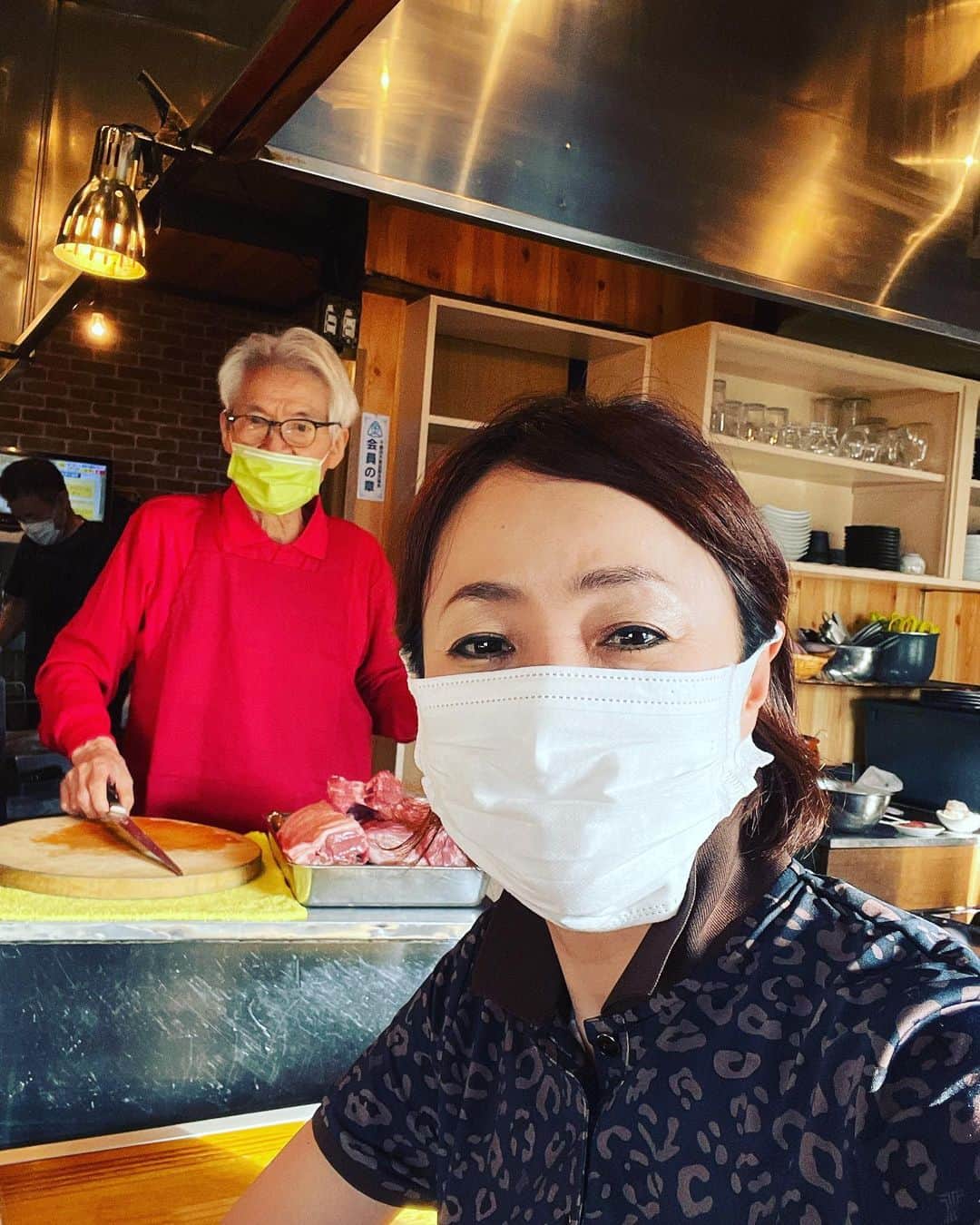 橋本志穂さんのインスタグラム写真 - (橋本志穂Instagram)「北海道のシメはやっぱ ジンギスカン⁉️  千歳の さっぽろジンギスカン  本当に美味しいの❣️ 何年ぶりでしょうかー。 コロナ禍で北海道も久しぶりなのですが、 変わらず美味しい❣️  開店前から行列なのも 相変わらずー。  #ジンギスカン #さっぽろジンギスカン」6月6日 18時38分 - shihohashimoto3