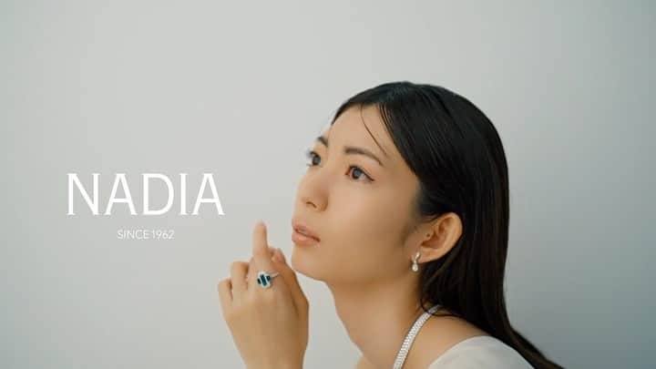 美緒のインスタグラム：「🧏🏻‍♀️💍🎬  ビジュアル撮影のメイキング動画がNADIA ( @nadia_organic_gem )公式インスタグラムにて公開されました💍  我ながら緊張の面持ちですが、とても楽しかった撮影！ぜひご覧ください🤲🏻  #PR #jewelry #diamondjewelry #japanesejewelry #shooting」