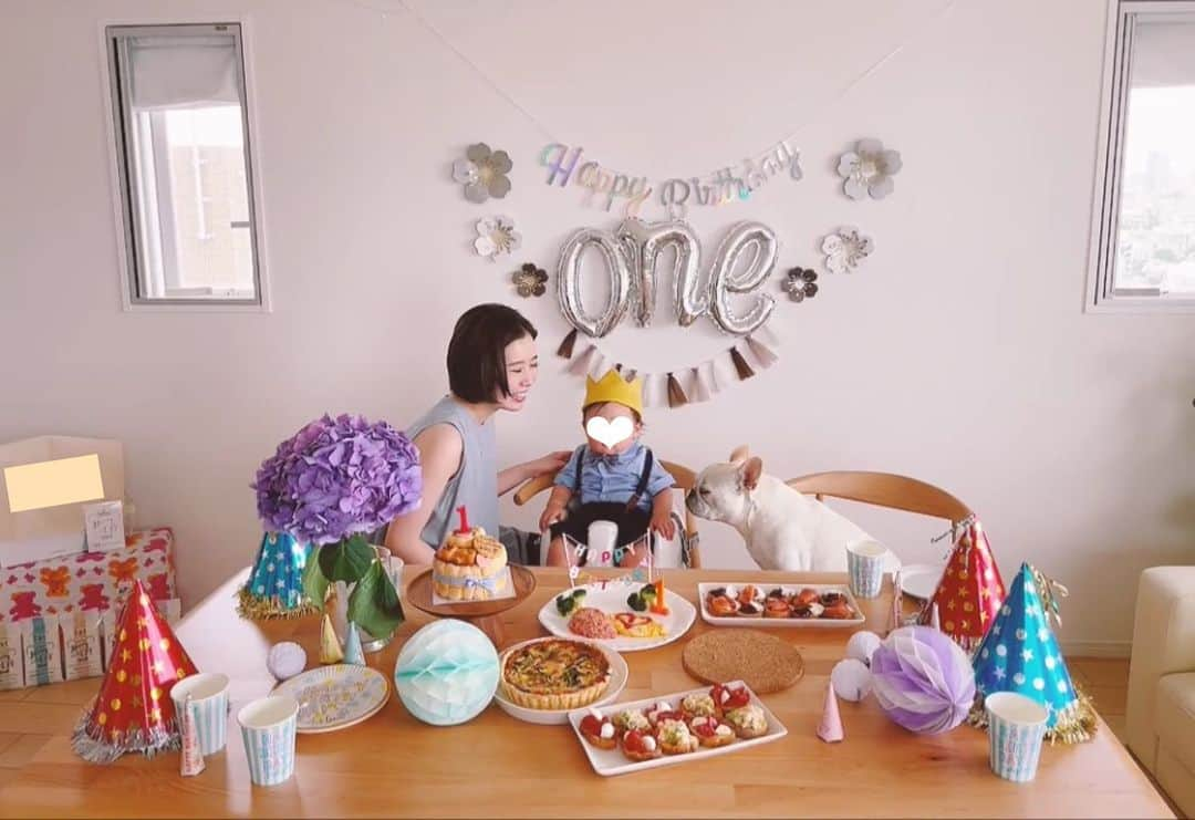 ayakaのインスタグラム：「息子1歳のお誕生日会🎊 ほにゅほにゅだった赤ちゃんはどんどんどんどん大きくなって😭💕子供に✨ 誕生してから1年寝ても覚めてもずーっと一緒❣️ 当たり前の事だけど、ママ1年生の私は、そーだよなー！ママってそう言う事だよなー❣️ってなりつつ😂 徐々に徐々にお母さんになった事を1年かけて少ーしずつ実感‼️笑　そう言うレベル‼️  どんどんどんどん成長して可愛い〜❣️って親バカ愛もどんどんどんどん成長するね🫶  反抗期がくるまで🥹💕ベッタリしてたい❤️❤️  元気に笑顔で子育て頑張りたいから❤️自分のメンテナンスも引き続き頑張る😤👍✨ 歳はもーとりたくないなっ笑 息子が20歳の時私は53歳🫣💕 パワフルで素敵なお母さんでいよう✨✨ 彼女いるかなー？、、、 色々考える🤣ふふふ  #お誕生日会🎂  #お誕生日ごはん  #1歳誕生日  #宝物  #幸せな1日  犬系　親子系　映画は涙腺がやばい、、、 昔は恋愛系だったのに、、笑笑 #日々成長感じる  #私も成長 ！ 体重は成長させず！笑 #ママ2年生」