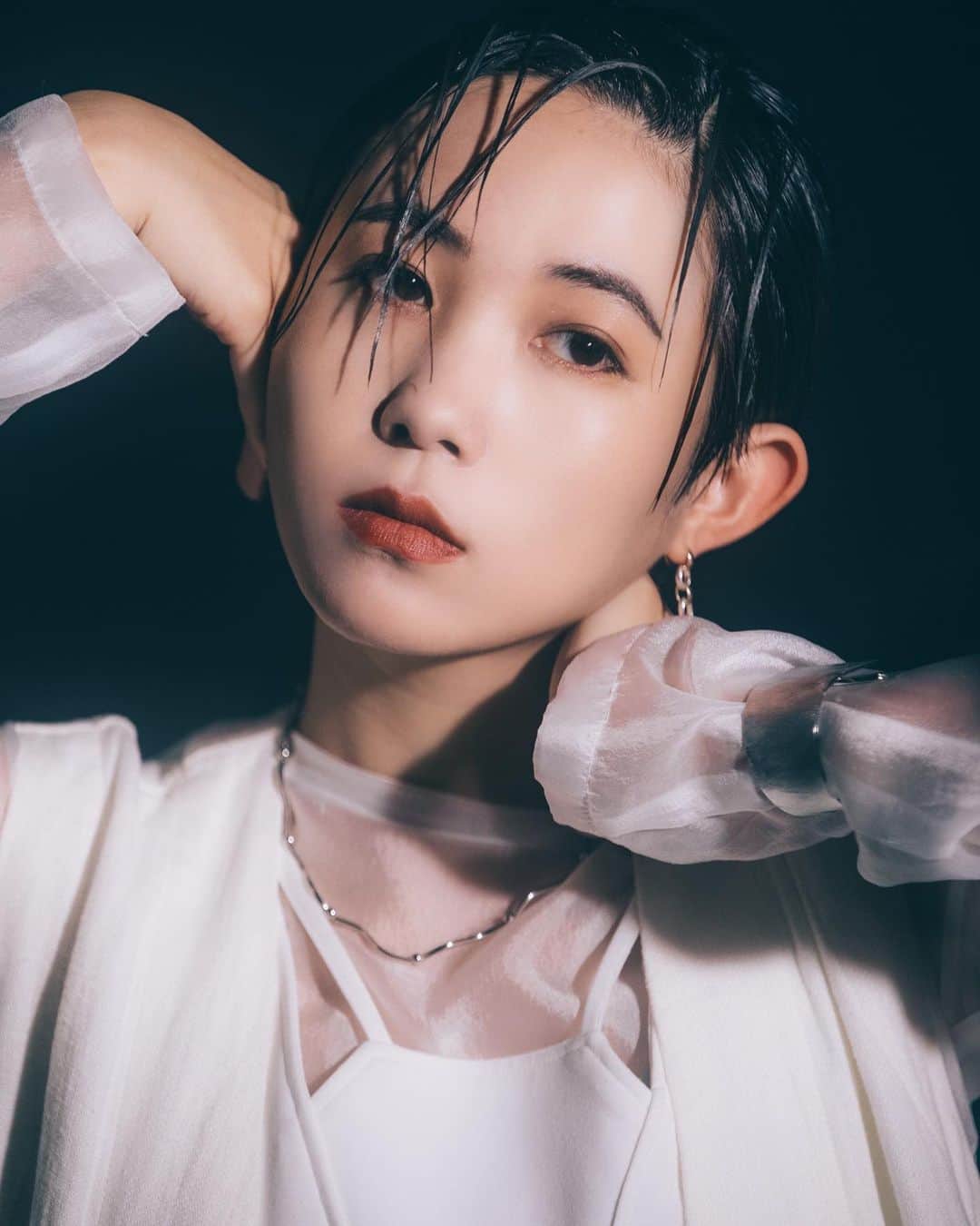 yurinasiaのインスタグラム：「KATE × yurinasia  @kate.tokyo.official_jp   「#nomorerules.」vol.11 第三弾の記事公開されました！！  KATEのアイテムを使用して二つのメイクをしてもらいました。 メイクしてもらうのを鏡で見る時楽しかった🔥  hairmake @kimura_kazuma  styling @remitakenouchi」