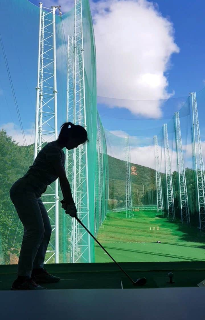 イヨンのインスタグラム：「날씨굿💙 . . . . . .#golf #골린이 #인도어  #골프 #골린이성장일기⛳️  #골프스타그램 #🏌️‍♀️」