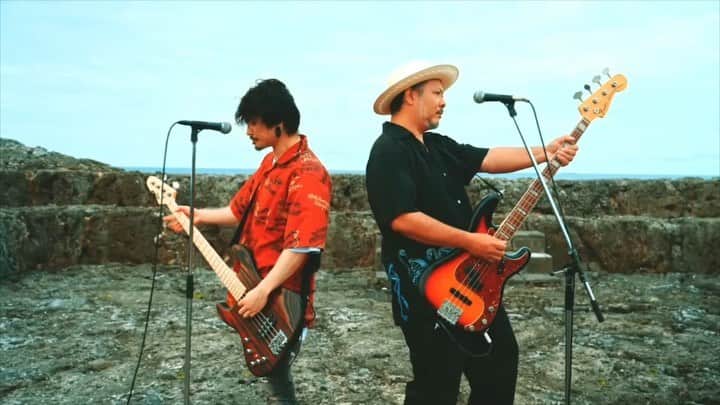 WANIMAのインスタグラム：「【MONGOL800×WANIMA】   「愛彌々(アイヤイヤ)」   MV公開しました!!   ▼ご視聴はこちら https://youtu.be/UUmfJYxh-eY   #WANIMA800 #モンパチ #WANIMA」
