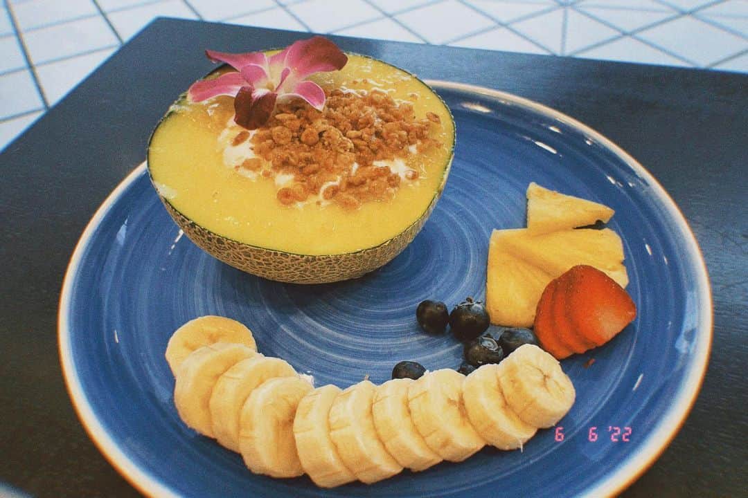 南里美希さんのインスタグラム写真 - (南里美希Instagram)「絶賛ダイエットちゅう。トレーニングちゅうですが フルーツならいくら食べてもいい気がしているので良しとします🍈🍌🍓🍍🫐🌺」6月6日 19時26分 - mikinanri_official