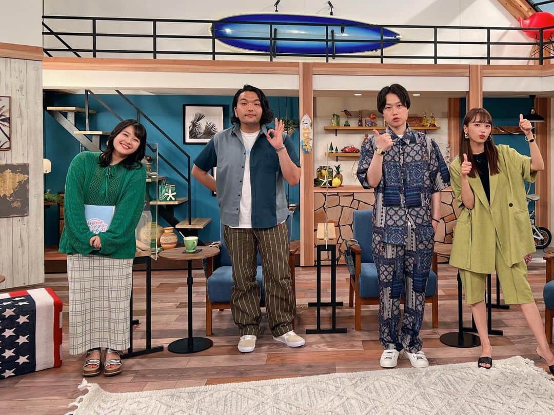 近藤千尋のインスタグラム：「スロイジ生放送でした♥️ 飛行機✈️で関西は久々でした☺️ 大好きな見取り図さんの月曜日❣️ 美味しいものを沢山食べさせて頂いて お疲れ様でしたー！ ではなく ご馳走様でしたー！ と言ってしまった生放送終わり☺️笑 #白坂さんは笑ってくれた  また来月よろしくお願いしますっ❤️ テスちゃん、今日もいい子でした💕🐕  雨だから、朝から色々悲惨でしたが みんなに助けられて 無事に1日終われました💨✨ 感謝、感謝です！  ウェア @maisonspecial_women  アクセサリー @unoaerre_japan」