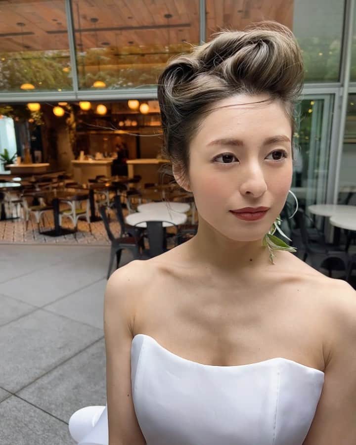 服部由紀子のインスタグラム：「. このスタイリングが大好評で、 ぐるりと見たい！というお声にお応えして。  アントニオリーヴァのドレスに素敵…♡  ーーーーーーーーーーーーーーーーーー  #プレ花嫁#東京花嫁#綿帽子#前撮り#結婚#flower#ホテルウェディング#出張ヘアメイク#和装ヘア#ヘアメイク#白無垢ヘア#ホテルウェディング#ウェディングブーケ#ウェディングブーケオーダー#ウェディングブーケ#ブーケ#東京前撮り#blooooms#丸の内前撮り#flowers #ブーケ#色打ち掛け #大人ウェディング  #前撮りヘア」
