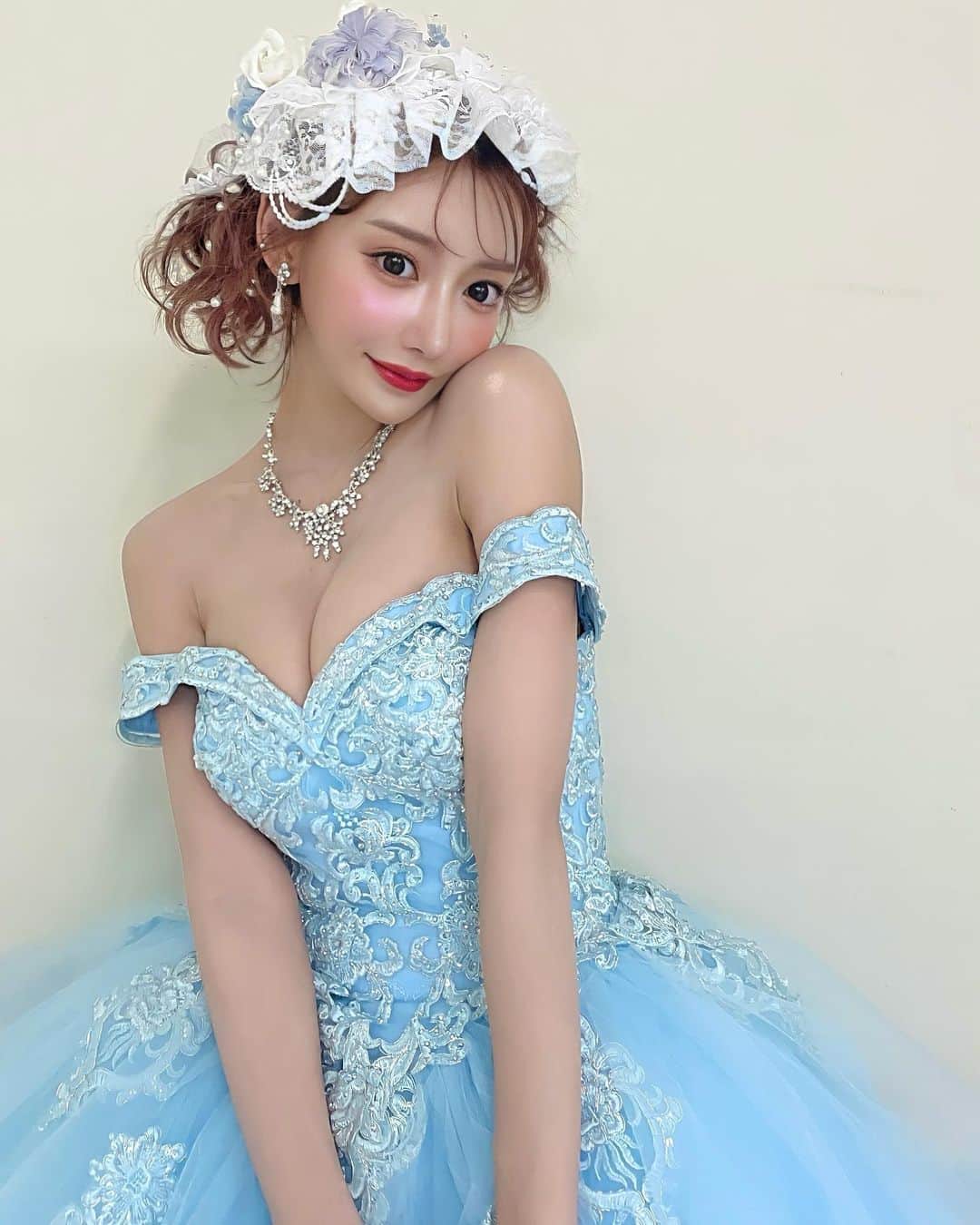 明日花キララのインスタグラム：「水色かわいいー💠🦋🪺🫐💎 福岡のドームでのランウェイありがとうございました👸🏼 今回のテーマは妖精ちゃん🧚🏻‍♀️ ヘッドドレスに合わせてパールを散りばめたよ🪄🤍  今回久しぶりに歓声が聞けて感動しました。 福岡って、可愛い子とイケメン多いよね🫰🏻 #ミュージックサーカス  #フェアリーキララ」