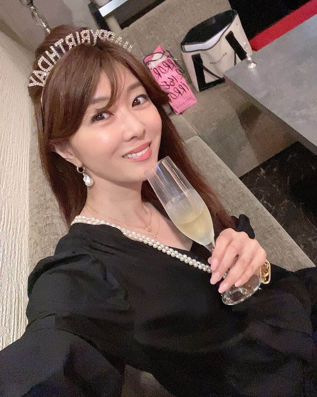 矢部美穂さんのインスタグラム写真 - (矢部美穂Instagram)「今日はYABEKEで前夜祭です💛 誕生日プレゼント🎁も本当にありがとうございます😭😊😭  誕生日と結婚のダブルでお祝いしてもらっています🍾  今週は6.7.8.9とYABEKEに来ます✨  #お祝い #誕生日 #結婚 #yabeke #40代 #矢部美穂」6月6日 20時22分 - miho.yabe.0607