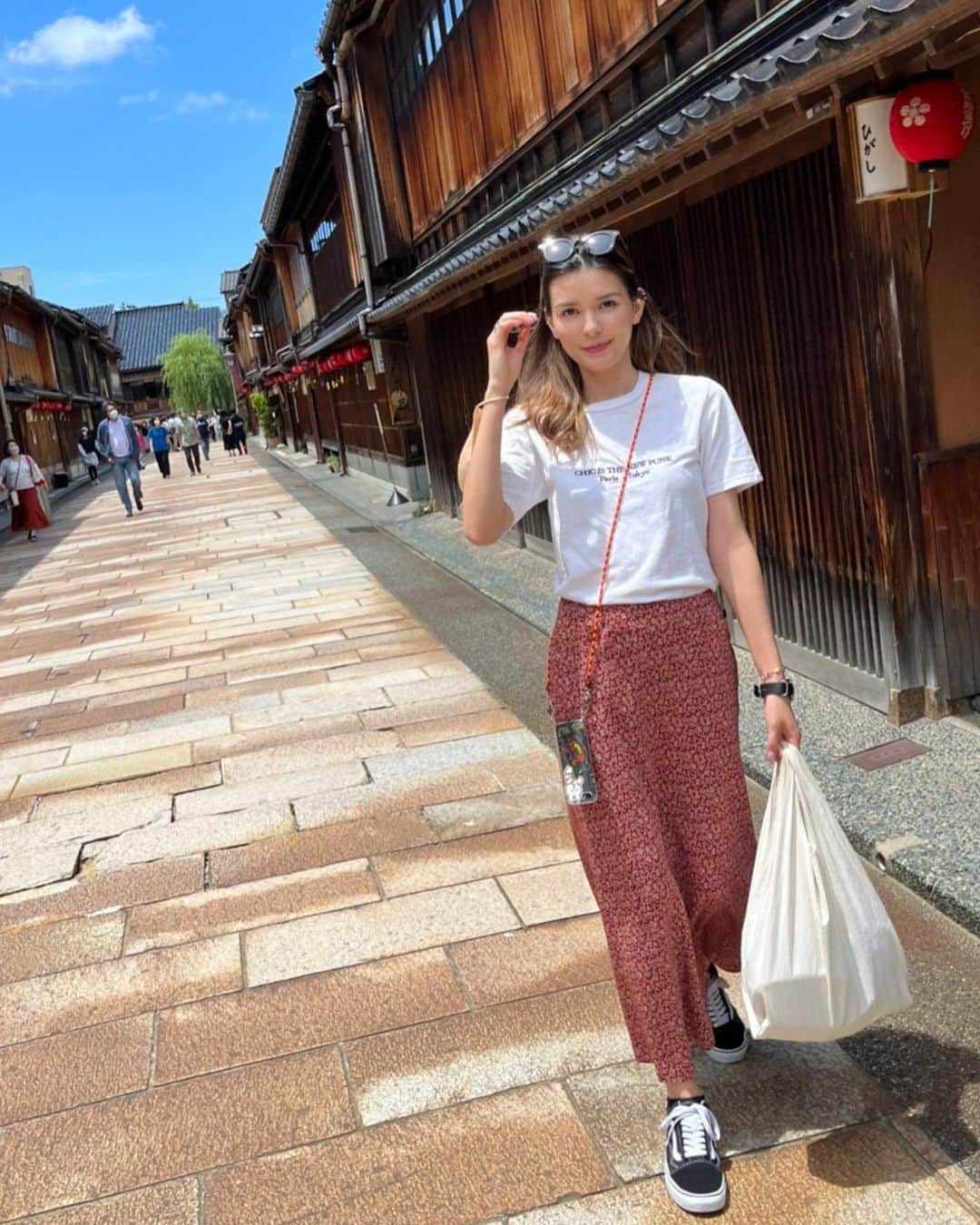 ケリーアンのインスタグラム：「金沢🏮ひがし茶屋街  「ちはやふる〜」  帰りの電車…素朴な味が好き☺️ #nofilter」