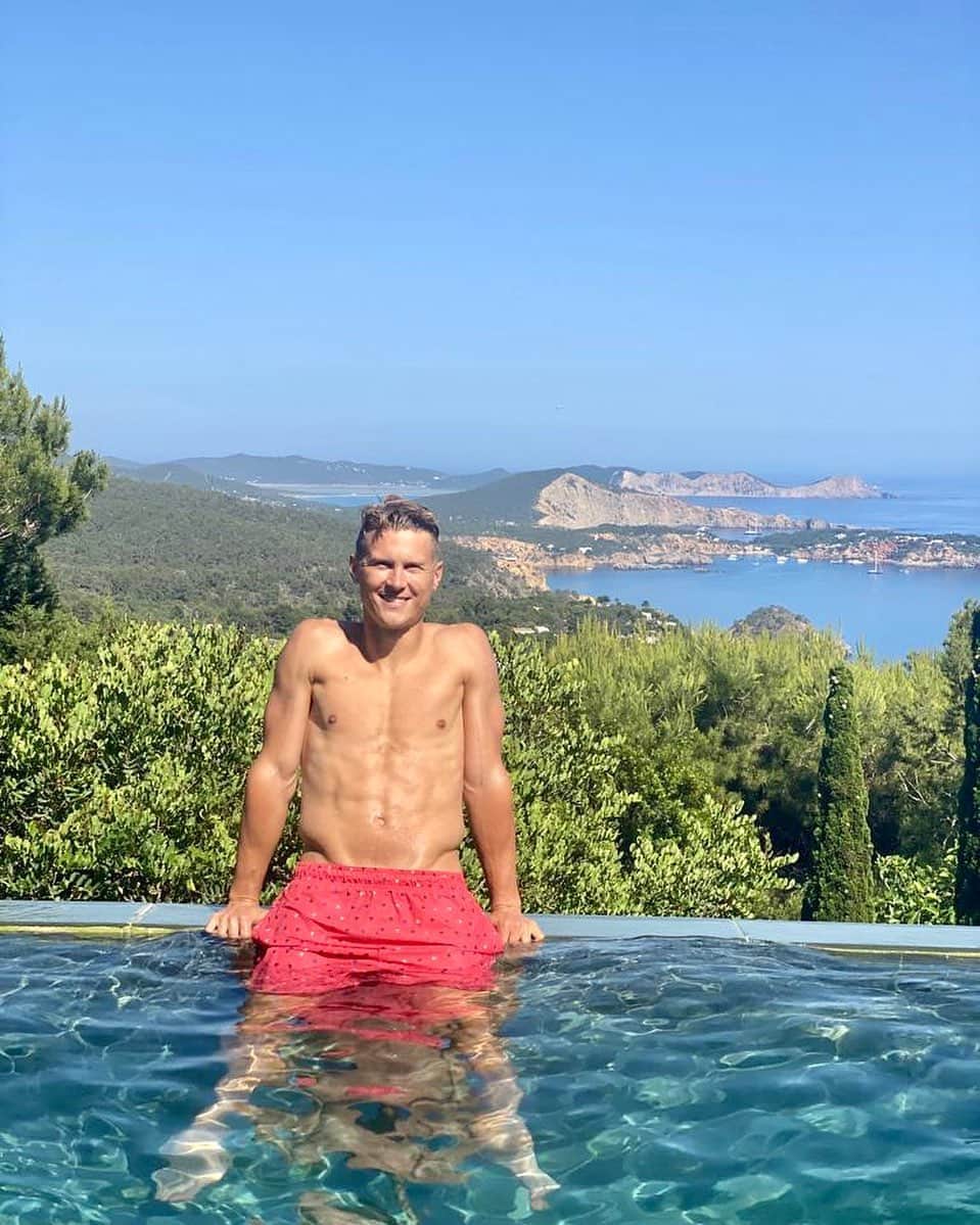 のインスタグラム：「Vielen Dank für die ganzen Glückwünsche🤩 #birthdaywishes #ibizavibes」