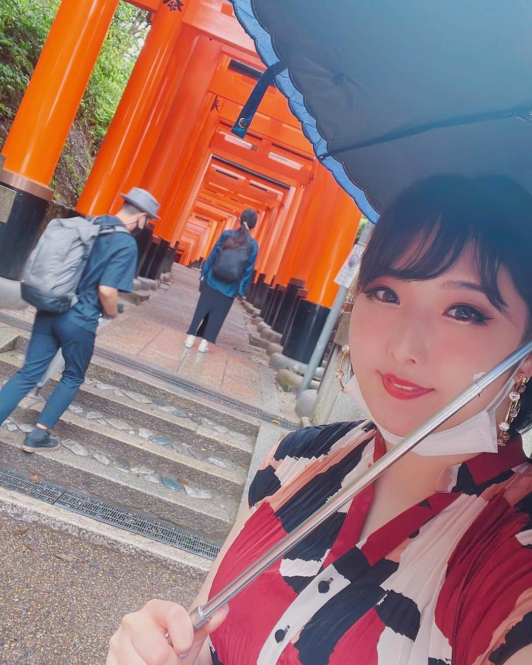 真琴さんのインスタグラム写真 - (真琴Instagram)「関西での試合だったので 帰りに京都プチ旅行させていただきました！ 今回は念願の #伏見稲荷 さんにも行けました!!🦊 #千本鳥居 ✨⛩✨」6月6日 21時00分 - makochan926