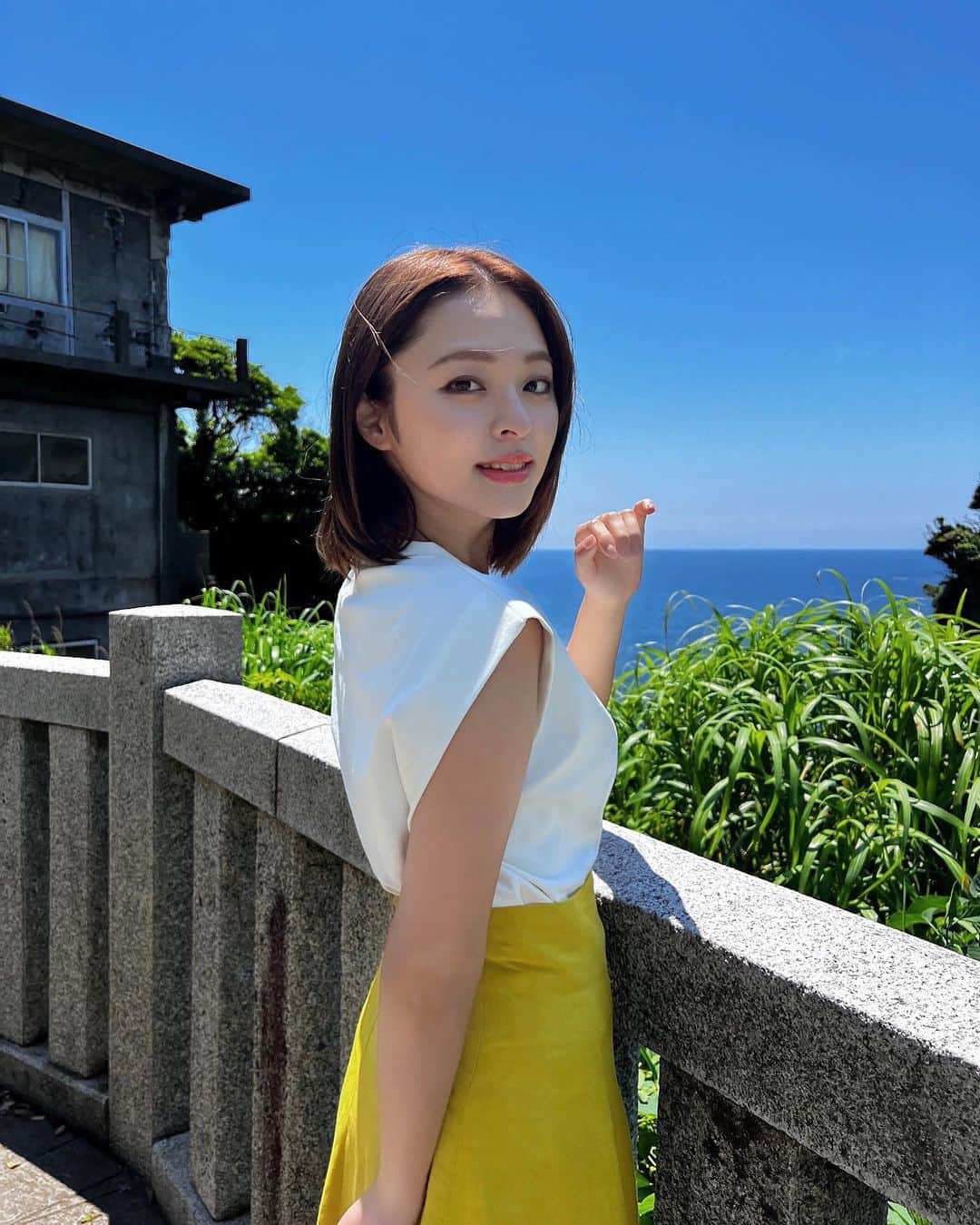 かおりのインスタグラム：「・ ・  今年初ノースリーブだった日☀️ やっぱ晴れが1番🥺！  #ノースリーブ　#ボブ　#ボブヘア」