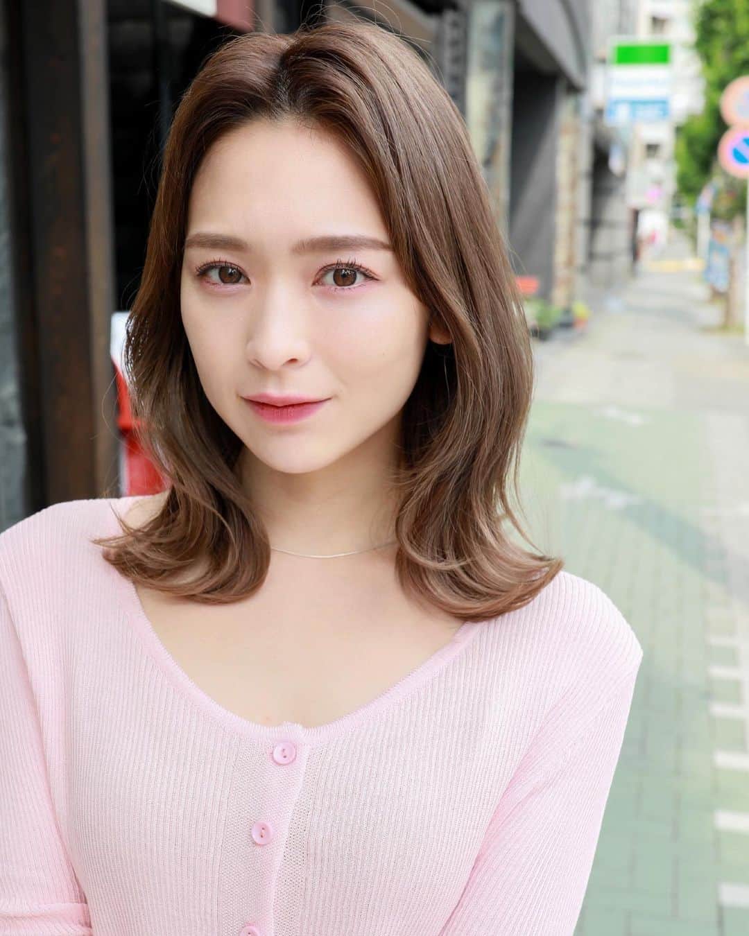 佐藤 康文のインスタグラム：「@_kiegram さんの韓国風ヘアです✨  2枚目はスタイリング動画、3枚目は動画バージョンです✨  動画のコテはリファ32ミリです  #韓国風ヘア #韓国ファッション#グレージュ#ミルクティーベージュ #デザインカラー #インナーカラー#外ハネ#美容師#美容院 #撮影モデル#ヘアスタイル#ヘア#アレンジ#ヘアアレンジ#hair#hairstyle #ヘアカラー#ヘアカタログ#ヘアセット#髪質改善#名古屋美容室 #ガレリアエレガンテ栄#ガレリアエレガンテ栄#」