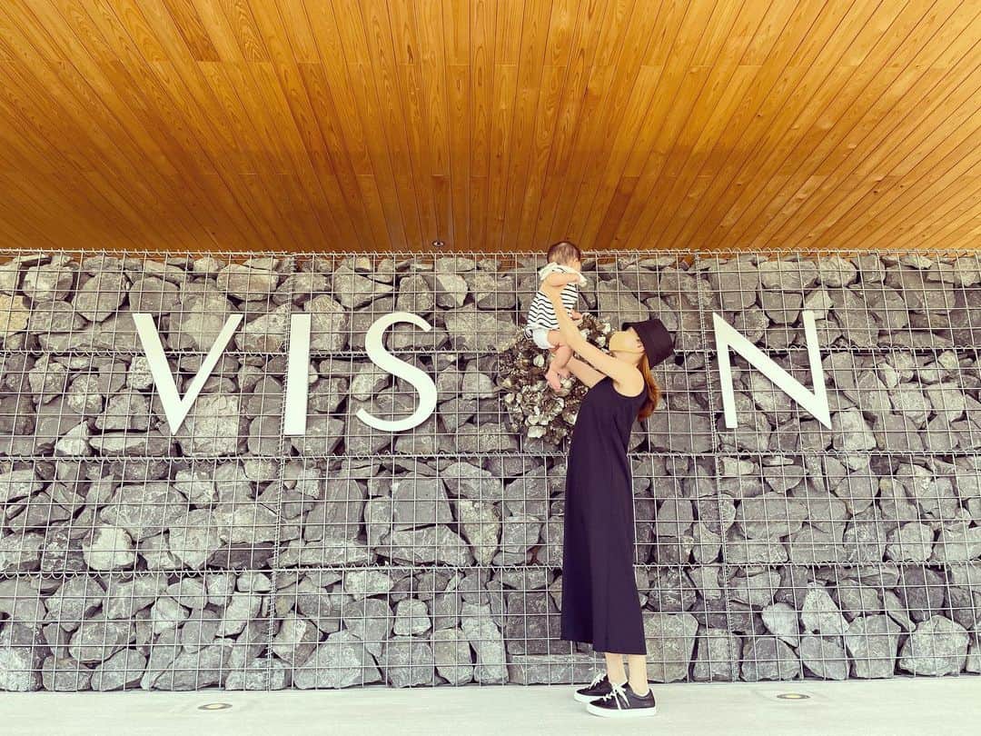 のインスタグラム：「5月があっという間に終わってた💭 思い出を少しずつ載せよう。 三重県多気町に新しくできたVISONへ行ってきたよ。 日本最大級（東京ドーム24個分）の商業リゾートで、ホテル、温泉、レストラン、そのほかにも本当に本当に色々なお店や施設があって、1日で周るのはとてもじゃないけど無理だった😅 フラッと入った日本各地のお味噌を買うことができるお店が楽しかった😂お味噌がまるでジェラートみたいに売られてたのw 他にもお茶、お醤油、みりんの専門店とかたっくさーーんあったよ😀 BBQできる場所とかドッグラン🐶ワンちゃんと泊まれるヴィラもあった❣️ロトチョムも連れて行きたかった🥺‼️‼️  また行きたいなぁ🤩  #vison #多気町 #三重県 #三重県観光 #家族旅行 #生後7ヶ月 #赤ちゃんと旅行」