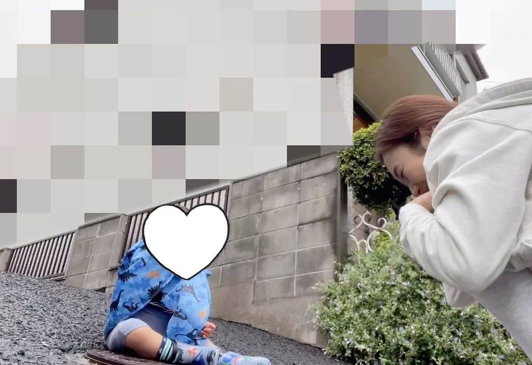 辻沙穂里のインスタグラム：「. 息子は毎日19時に寝るので 16時以降はお昼寝させないようにしているのですが 雨の日は特によく寝る息子、 今日は午後のお昼寝が2時間半近くになってしまい 起きたのが17時😨 こりゃ夜寝るのがだいぶ遅くなりそうだと 体力消耗のために焦って 小雨の中レインコートを着てお散歩に行きました🌂 お散歩の途中、座り込んでいたので 何の気なしに手遊び歌をして見せたら 「もう一回👆」と アンコールが鳴り止まなくなり 途中からおもしろくなって動画に収めました🤣 最後は「おうち帰ってお風呂でバナナ食べよう」 で納得してもらいました🥹  さあ夜の自由時間だ〜🌙  #1歳#男の子#1歳男の子#手遊び歌」