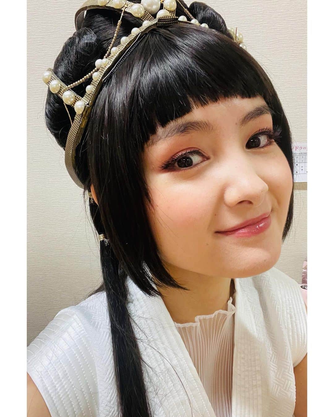 葵わかなのインスタグラム：「「パンドラの鐘」  初日を迎えました！  わーい🙌  無事に迎えられてひとまずホッとしています。 今日から28日までシアターコクーンにてお待ちしてます！  一回一回大切に、思いっきり！やりたいと思います💪 写真はヒメ女の。なんかすごいアップの写真😂  そして、梅雨入りと同じ日に初日☔️ いい感じ😆  また明日がんばります〜！  #パンドラの鐘」