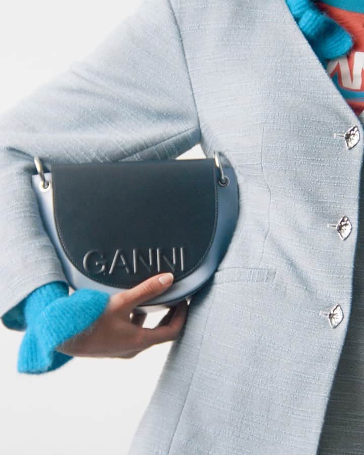 のインスタグラム：「Unfamiliar with the concept of too many layers 🤗 #GANNI #GANNIGirls」