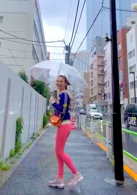 澤田友美のインスタグラム：「暴風雨だろうが、カラフル麻痺症候群🌈☔️🍀  @alovemovement のカシミアジャージ着て娘の109に付き合った。すごく懐かしく感じたぁ。 すぐクビになったけど東京でてきてすぐに働いてたなぁ。 . . #rainyday #alovemovement」
