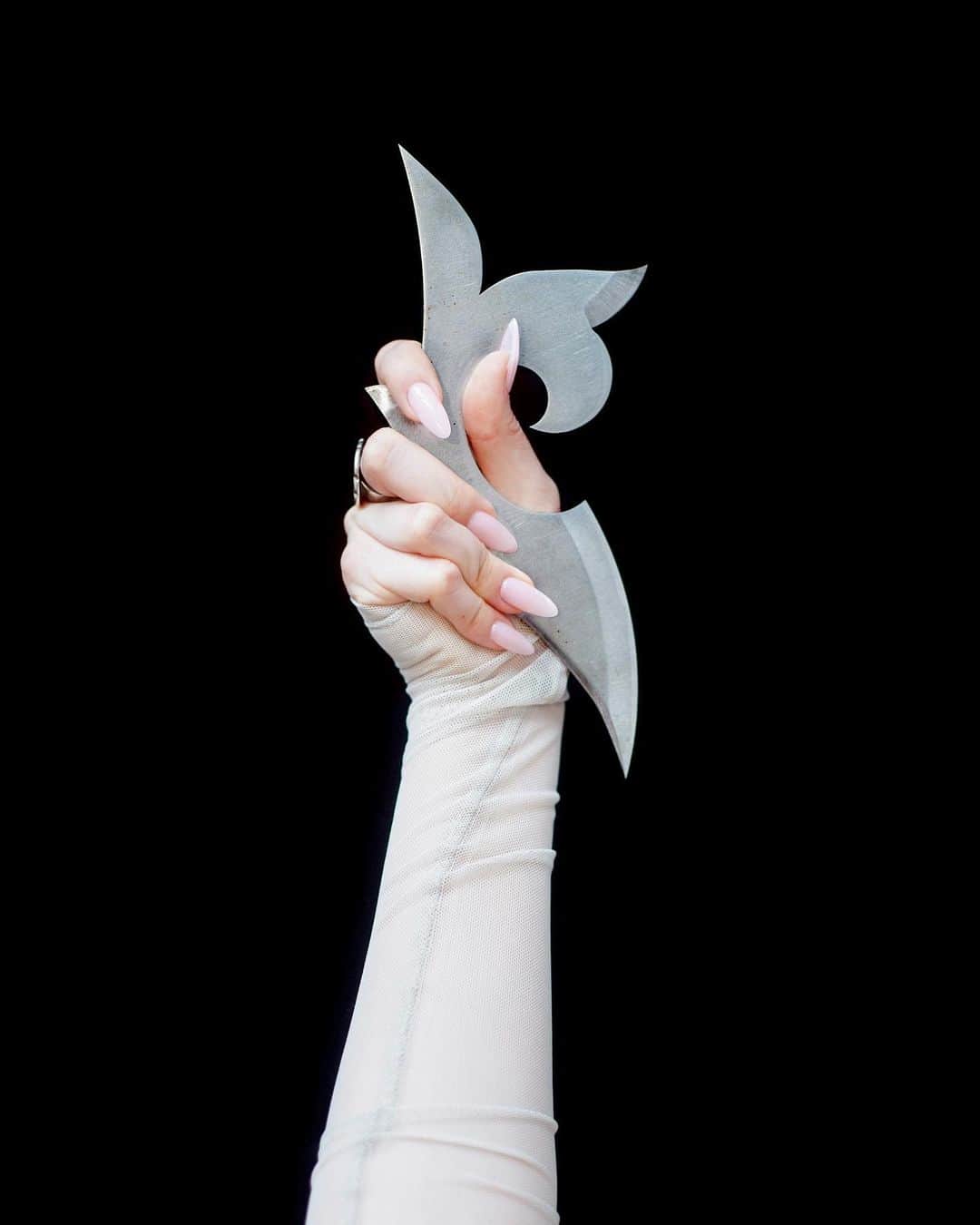 Aya Shalkarさんのインスタグラム写真 - (Aya ShalkarInstagram)「“I like it when you’re soft” •  My new series featuring three sculptural steel blades: the Dagger, the Knife and the Star. The shapes of the pieces are based on the motifs of traditional Kazakh ornaments that are used for embroidery, patchwork and other forms of traditional applied arts predominantly practiced by women. This artwork is a materialization of a long-suppressed anger: soft, feminine shapes carved into imaginary cold weapons…   Laser-cut steel, hand-ground and polished by @seanalequin, 2022.  On display now at @saparcontemporary June 3 - July 15.   Photography: @kristinashakht」6月6日 22時34分 - aya_shalkar