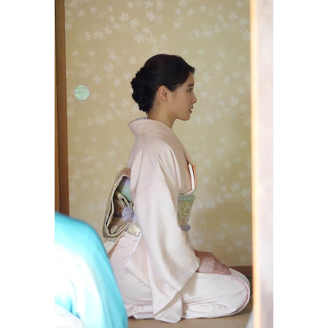のインスタグラム：「真横から撮っていただいた写真💡 帯の構造？を横から見ることが出来ます👘💓 私はガッチリしているので 着物が似合いやすい体型ではないのですが、 それをなんとかしてくださるのが #着付け の方々のテクニック！！！！！ 本当に素晴らしいです😭✨✨✨ . 着付けって、長い時間をかけて たくさんの人の工夫によって 培われてきた技術であり 磨かれてきた美術だと思います✨ . 今回、個人的に面白いなと思ったのは、 日本舞踊のお稽古でのお着物と お茶会でのお着物の雰囲気が 私が子どもの頃に感じていた 日本舞踊の方々のお着物と 茶道の方々のお着物のタイプの違いを そのまま表していたこと💡 . 着付けや小物を工夫すれば いろいろな雰囲気が楽しめるし 年齢を重ねながら楽しむことが出来るから 着物って本当に 持続可能な衣装だなと思います☺️💡 . #やんごとなき一族」