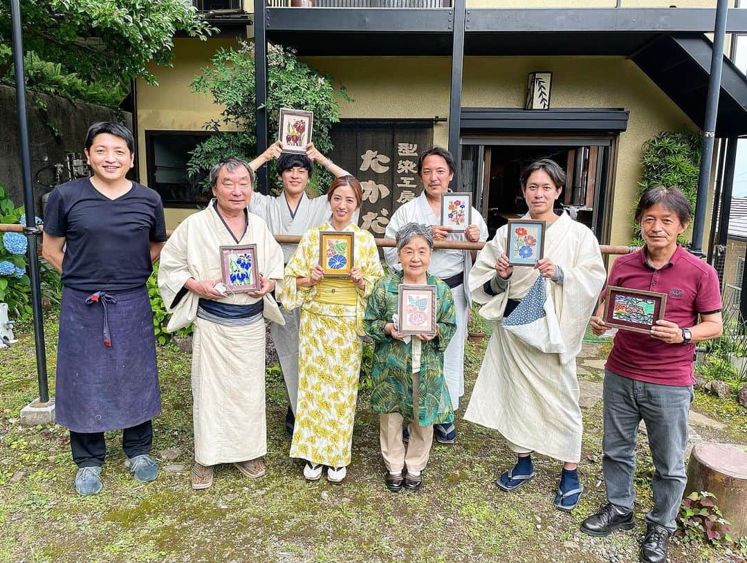 谷澤杏奈のインスタグラム：「♨️  第3回【若女将オフ会】✨  無事終わりましたぁー👏🏼  まず、参加してくださったみなさん 本当に本当にありがとうございます🙇🏽‍♀️♡  今回は、着物✖️型染め体験  いつも協力してくれる @menya.fabric さんありがと👘  今回は、湯河原の型染め工房 高田さんにみんなで行ったよ🖼  @katazome_takada 楽しい時間をありがとー🙇🏽‍♀️  型染め体験とは、あらかじめデザインされた型紙の模様を 和紙や布に染色していくもので🎨  ここでは和紙を使って、湯河原のシンボルである椿などの図案に 色付けして額絵作りが体験できます！  所要時間は約２時間✨  みんなでお話ししながら楽しく体験したよ🙋🏽‍♀️  自然のものを使って作られた色を 混ぜ合わせて、自分だけの色を作りながら 塗っていくんだけど、それが難しくて...😅  センスが問われるから、なかなか進まず🤣w  私はだいぶ時間がかかりました🙌🏼w  完成した後、みんなで見せ合いっこして 他の人の作品の素敵さとかを話して記念写真📸  充実した型染め体験でした😘  みんなで一緒に何かを体験するっていいよね❤️  9月のオフ会は、陶芸体験か和菓子体験予定です🌈  9月は、なんと！土日開催です！ 10.11日なので是非ご参加下さい🥰  #若女将オフ会 #湯河原 #湯河原アクティビティー #型染め体験 #型染め工房 #型染め工房たかだ  #着物 #着付け #着付け体験 #湯河原 #魚判  .」