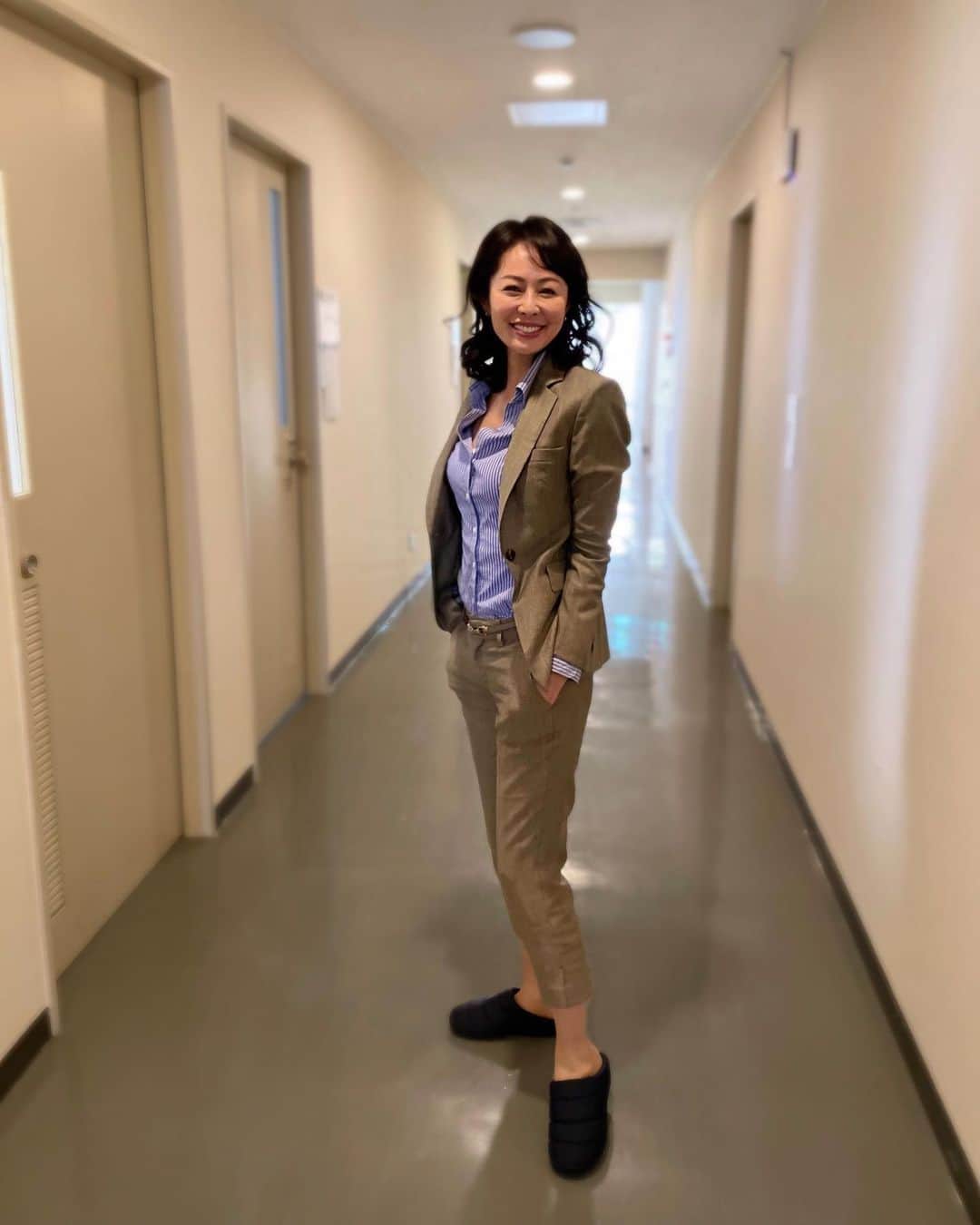 のインスタグラム：「【ドラマ出演のお知らせ】  日テレ系 水曜ドラマ 「悪女（わる）〜働くのがカッコ悪いなんて誰が言った？〜」 6/8（水）夜10:00 第9話   よろしくお願いします👋  #日テレ #水曜ドラマ #TVドラマ #悪女 #わるドラマ #足元スリッパ 💦 #本番前」
