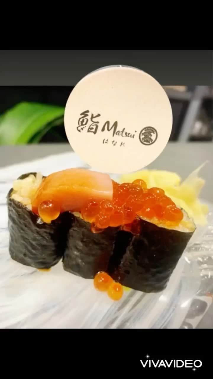 まんまるともぴーのインスタグラム：「大人気のお鮨のお店 『鮨🍣まつ井』の2店舗目 @sushi_matsui   ⚠️平日は1部制 週末・㊗️前日は2部制の 完全予約制❣️  【鮨 Matsui はなれ】が @sushimatsui_hanare   2022.6.8に🎊新オープン🥳🎉  🍣本格的江戸前鮨のコースが 大変お🉐に味わえる 超オススメの新店舗は  北新地のスナックビルの え😳✨こんなトコロに⁉️ 隠れ家的な場所にあって  コッソリお忍びや まったりおデートには ピッタリなお店なんですよ😀💓  オープン前のレセプションで 22品のコース 8800を ひと足お先にいただきました😋  〜お品書き〜 🔴鮑の酒蒸し 🔴皮剥ぎの刺身（肝ポン酢で） 🔴サワラの西京焼き 🔴蓮根饅頭  🍣 🔴天然真鯛 🔴まぐろ漬け 🔴剣先イカ🦑イカ墨黒シャリ 🔴金目鯛 🔴天使の海老 🔴桜マス 🔴コハダ 🔴赤貝＋赤貝ヒモ 🔴芽ネギ 🔴伝助穴子 🔴トロたく 🔴中トロ雲丹　黒シャリ 🔴雲丹  🔴赤だし 🔴メロン🍈  これに茶碗蒸しまで付いてくる めちゃめちゃ大満足な 充実のコースなんです😻❤️  『鮨 Matsui はなれ』では 材料・素材はもちろん‼️ 器や店内１つひとつの 小物にまで  かなりのこだわりを 持った大将が吟味して 選ばれています☺️✨  🍶日本酒を注文すると 自分好みのお猪口を 選べるなんて😆💓 いきなり嬉しいスタートです❣️  お料理は一品ものから 出てくるのですが 盛り付けが芸術的に美しく 見た目からもう美味しいの💓  ゆったりと6席だけの カウンターのみの作りなので 作業工程をショーのように 楽しむことができちゃいます☺️  5人揃えば貸切りに出来るそう😀‼️  しっかり脂の乗った西京焼きと もっちりトロ〜りれんこん饅頭と 極上餡の絡みが激ウマで めっちゃお気に入りに😋💕  🍣握りは エディブルフラワーを用い 優雅な鯉の様に見える 美しすぎるビジュアルの天然真鯛  コリコリ最高の食感と見事な艶具合✨ 身もヒモも楽しめる赤貝  ふわ〜りトロ〜りホントに とろけてしまった大好きな 伝助穴子  黒シャリを使った 剣先イカや雲丹は見た目から 食欲をそそり新鮮な具材を より美味しくいただけました🤤💓  北新地にでこれだけ絶品の 本格江戸前鮨のコースが 8800円で食べられる🍣😋  1度行けば絶対に虜になる 素敵なお店なので  【鮨 Matsui はなれ】 @sushimatsui_hanare  是非ゼヒお気に入りの お鮨屋さんにどうぞ🤗💖✨  #鮨まつ井  #鮨まつ井はなれ  #鮨matsuiはなれ #大阪寿司 #大阪鮨 #大阪すし #北新地グルメ #北新地寿司 #北新地鮨 #北新地ディナー  #梅田鮨 #梅田寿司 #梅田すし #お初天神グルメ  #お初天神  #東梅田グルメ  #大阪デート #隠れ家和食  #貸し切りok  #お寿司好きな人と繋がりたい  #寿司屋 #鮨屋 #すし屋 #江戸前寿司  #江戸前鮨」