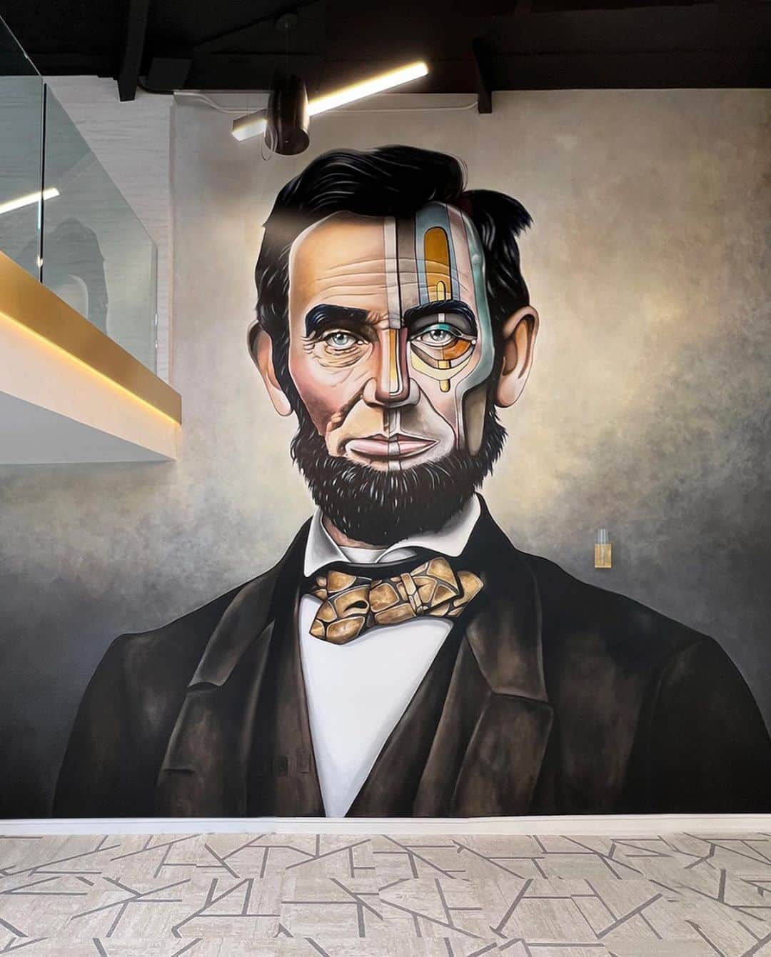 デヴィッド・ギルモアさんのインスタグラム写真 - (デヴィッド・ギルモアInstagram)「Thank you @lpdgofficial @brinkleybrothers1 for this mural project. I painted a nearly 17 ft tall Abraham Lincoln in a private entertainment space in Orange County. Thank you to the client who was interested in a navy blue haired Lincoln with a half patterned face. 💙🖤 #lpdg #davidgilmorestudio  #abrahamlincoln  #abrahamlincolnart #presidentialportrait #lincolnportrait #ocart #ocmurals #patternedportrait #tappancollector」6月7日 0時46分 - davidgilmore