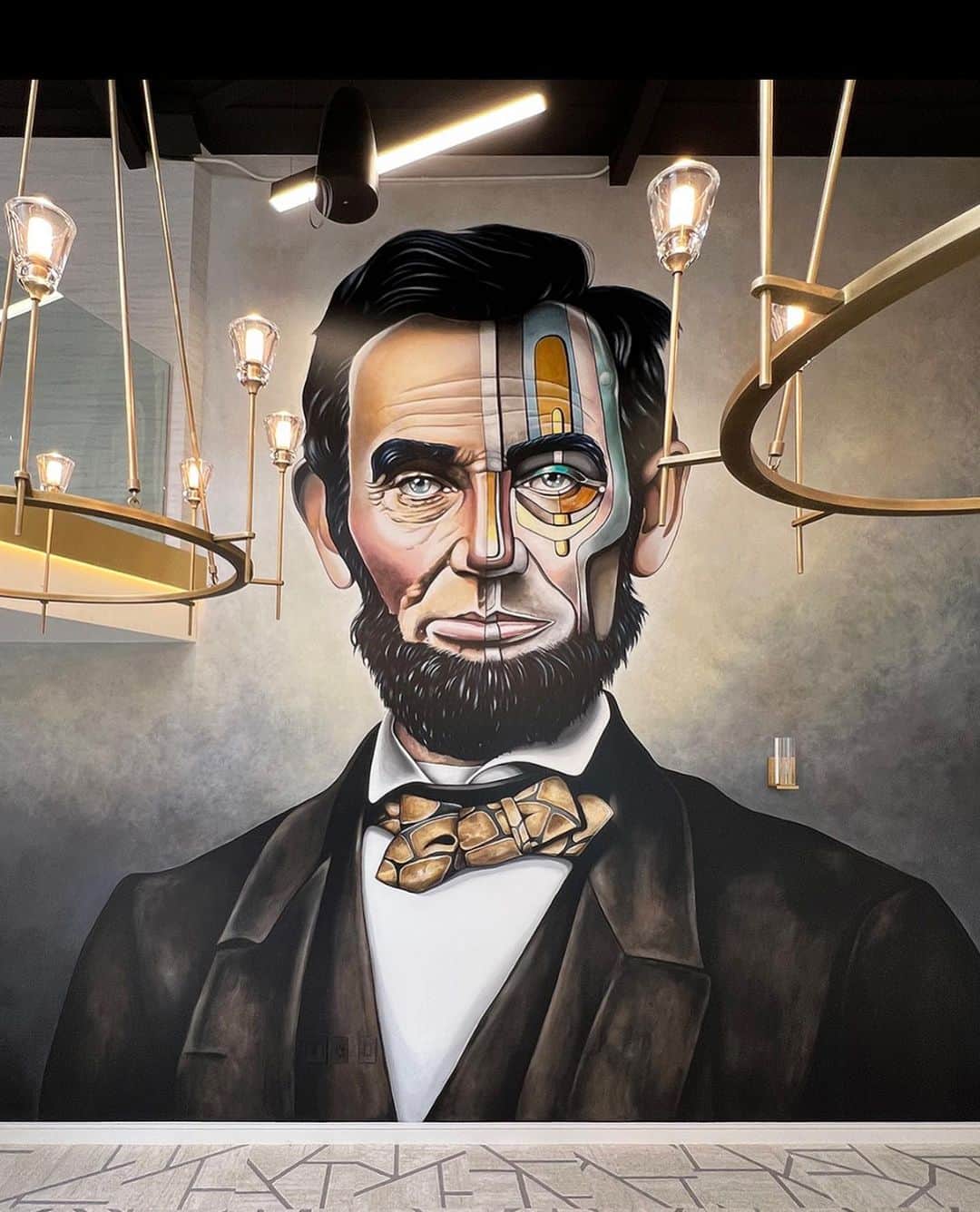 デヴィッド・ギルモアさんのインスタグラム写真 - (デヴィッド・ギルモアInstagram)「Thank you @lpdgofficial @brinkleybrothers1 for this mural project. I painted a nearly 17 ft tall Abraham Lincoln in a private entertainment space in Orange County. Thank you to the client who was interested in a navy blue haired Lincoln with a half patterned face. 💙🖤 #lpdg #davidgilmorestudio  #abrahamlincoln  #abrahamlincolnart #presidentialportrait #lincolnportrait #ocart #ocmurals #patternedportrait #tappancollector」6月7日 0時46分 - davidgilmore