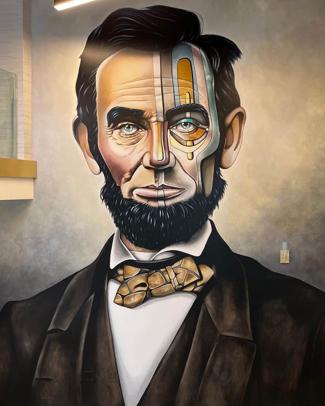 のインスタグラム：「Thank you @lpdgofficial @brinkleybrothers1 for this mural project. I painted a nearly 17 ft tall Abraham Lincoln in a private entertainment space in Orange County. Thank you to the client who was interested in a navy blue haired Lincoln with a half patterned face. 💙🖤 #lpdg #davidgilmorestudio  #abrahamlincoln  #abrahamlincolnart #presidentialportrait #lincolnportrait #ocart #ocmurals #patternedportrait #tappancollector」