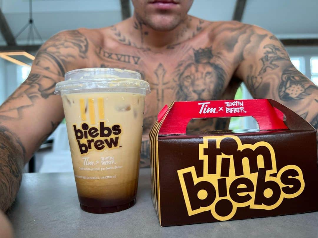 ジャスティン・ビーバーのインスタグラム：「🌈🌈🌈❤️❤️❤️🚀🚀🚀 out now, BIEBS BREW ☕️ @timhortons  @timhortonsUS #collab」