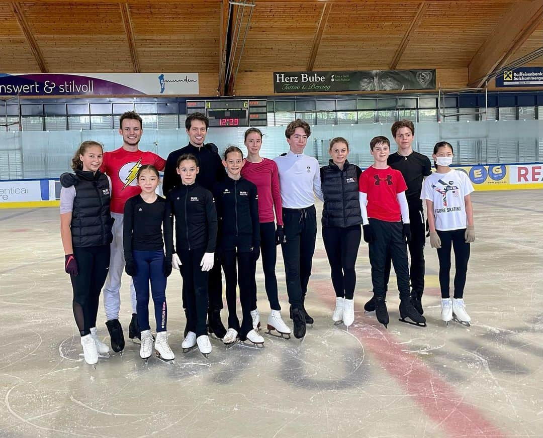 ヴィクトール・ファイファーのインスタグラム：「Teaching the seminar in beautiful Gmunden, Austria for @skateaustria was fun and productive. Thank you everyone for the great work! Suemin and Phoebe also joined. #skateaustria #teamusa #figureskating」